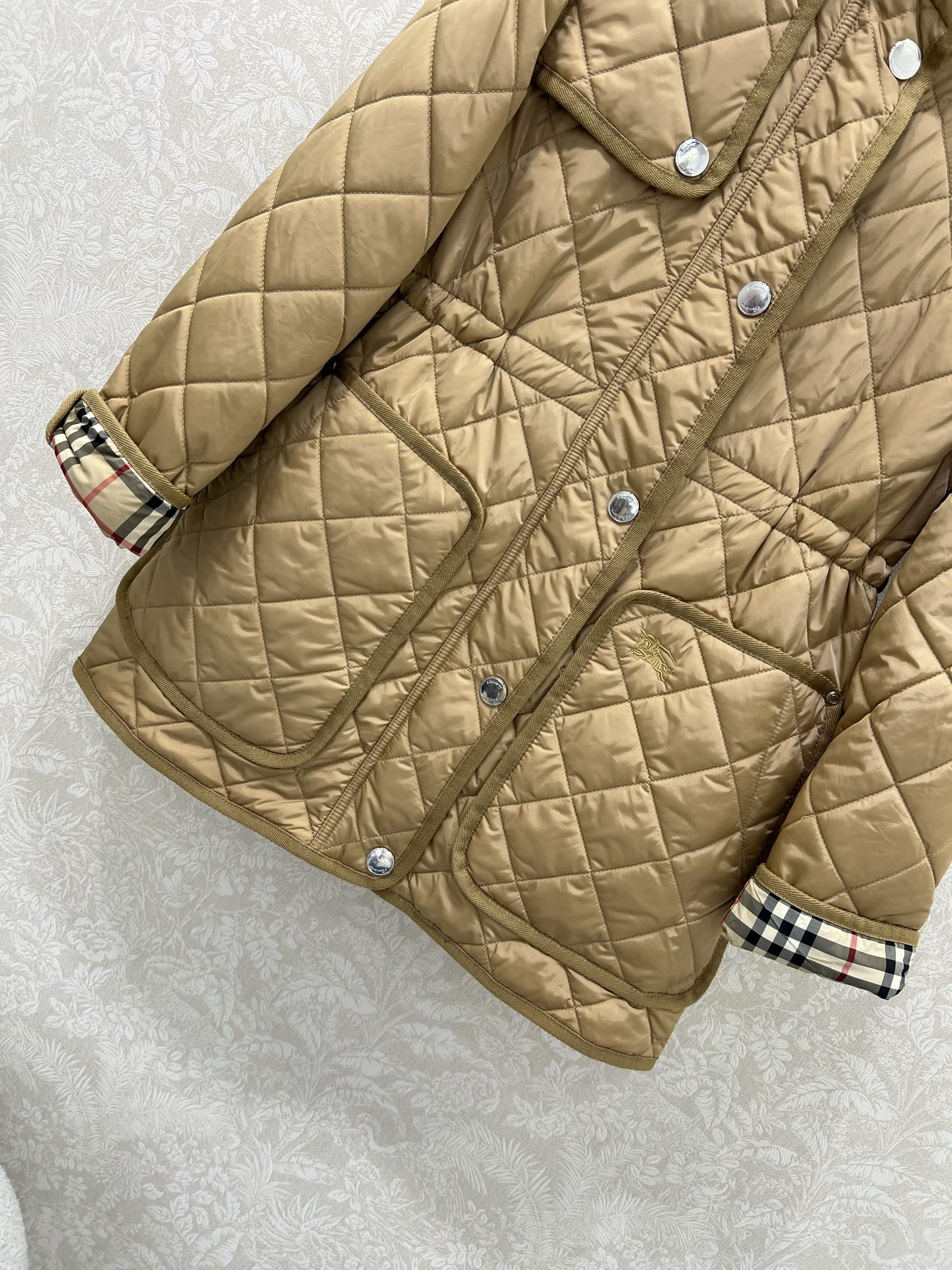 🔥🔥 burber*y 25新款棉衣棉服外套 可拆卸连帽灯芯绒小立领设计非常亮眼 内衬经典英伦格纹视觉冲