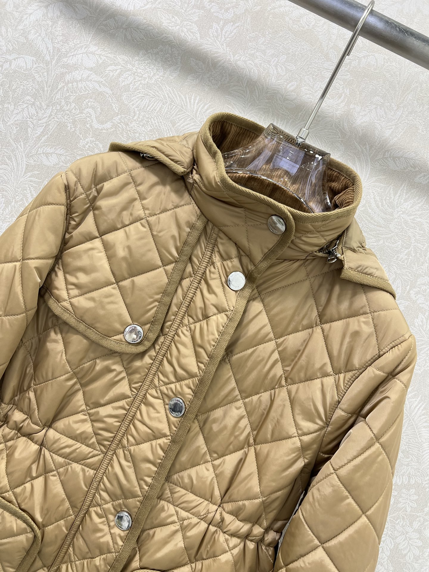 🔥🔥 burber*y 25新款棉衣棉服外套 可拆卸连帽灯芯绒小立领设计非常亮眼 内衬经典英伦格纹视觉冲