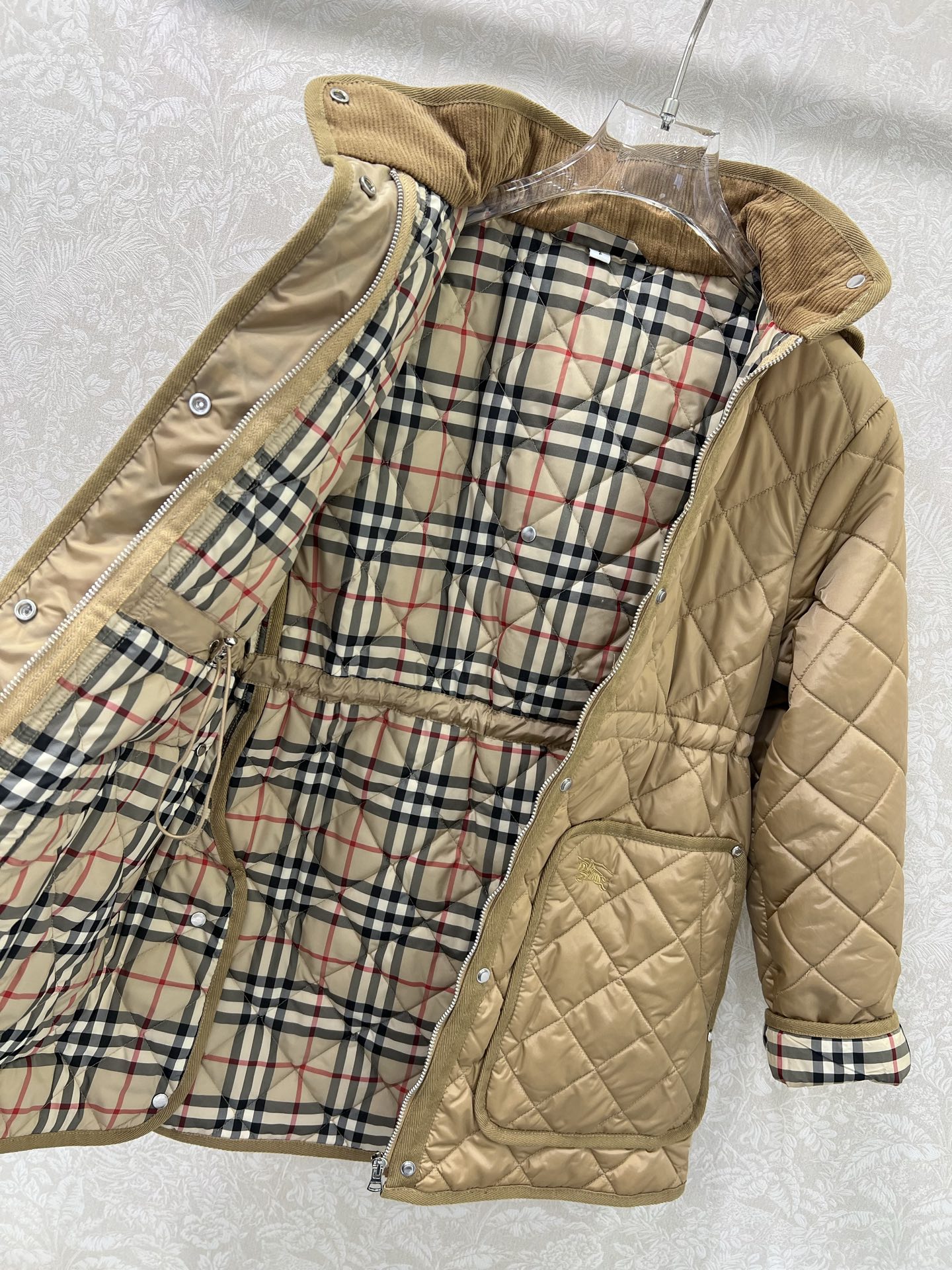 🔥🔥 burber*y 25新款棉衣棉服外套 可拆卸连帽灯芯绒小立领设计非常亮眼 内衬经典英伦格纹视觉冲