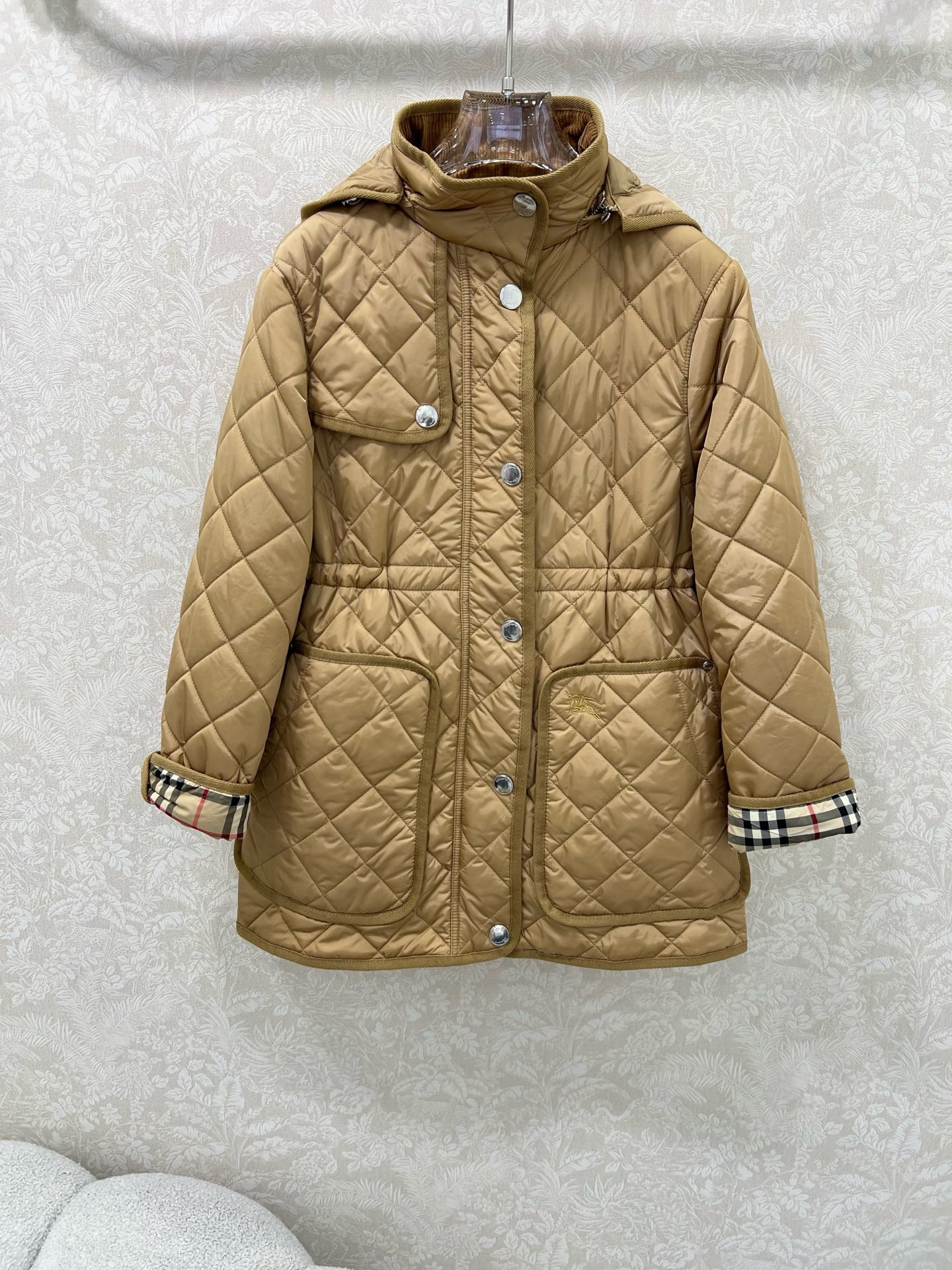 🔥🔥 burber*y 25新款棉衣棉服外套 可拆卸连帽灯芯绒小立领设计非常亮眼 内衬经典英伦格纹视觉冲