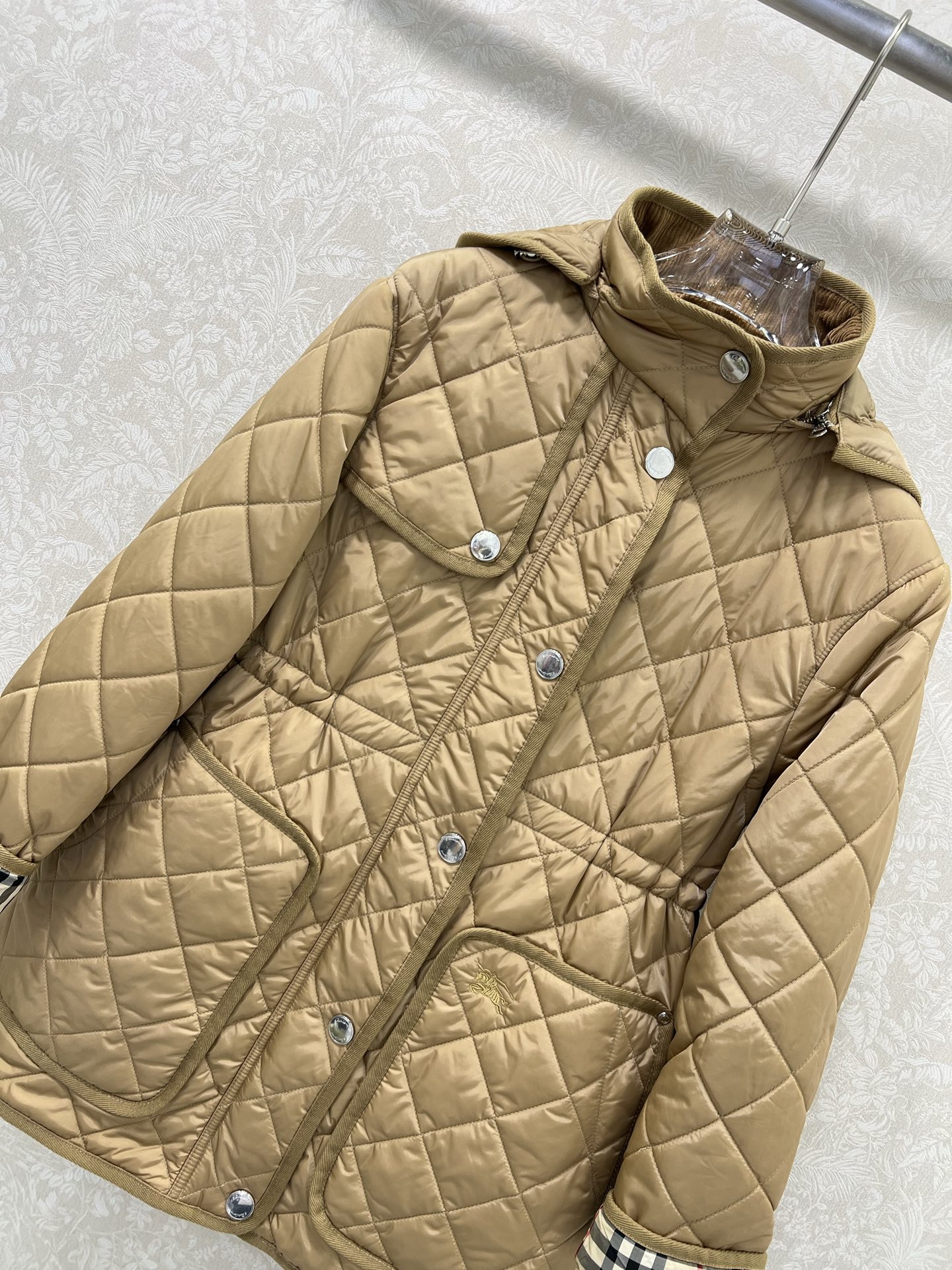 🔥🔥 burber*y 25新款棉衣棉服外套 可拆卸连帽灯芯绒小立领设计非常亮眼 内衬经典英伦格纹视觉冲