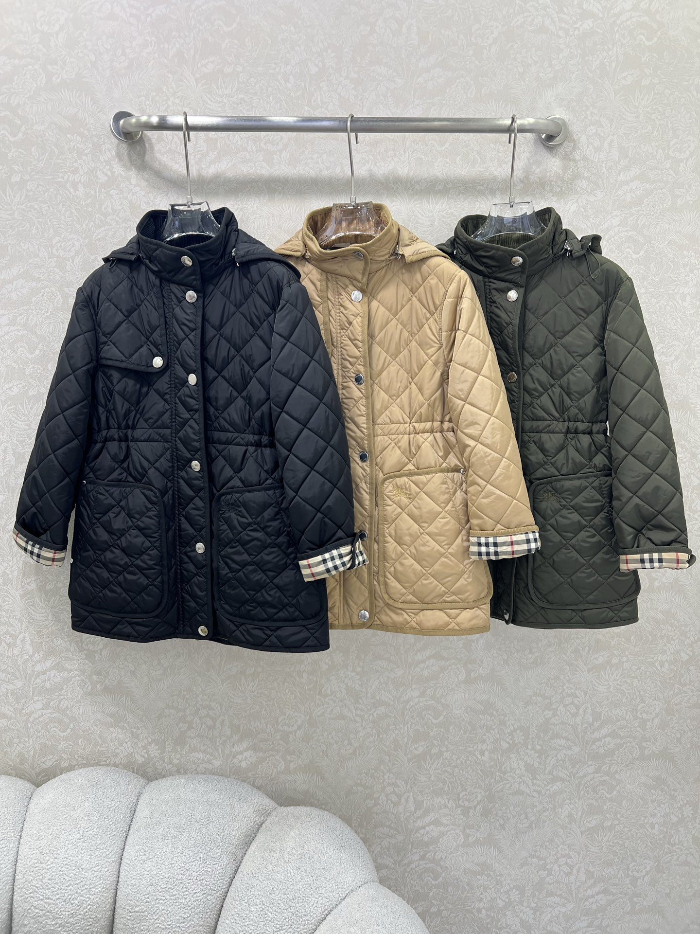 🔥🔥 burber*y 25新款棉衣棉服外套 可拆卸连帽灯芯绒小立领设计非常亮眼 内衬经典英伦格纹视觉冲