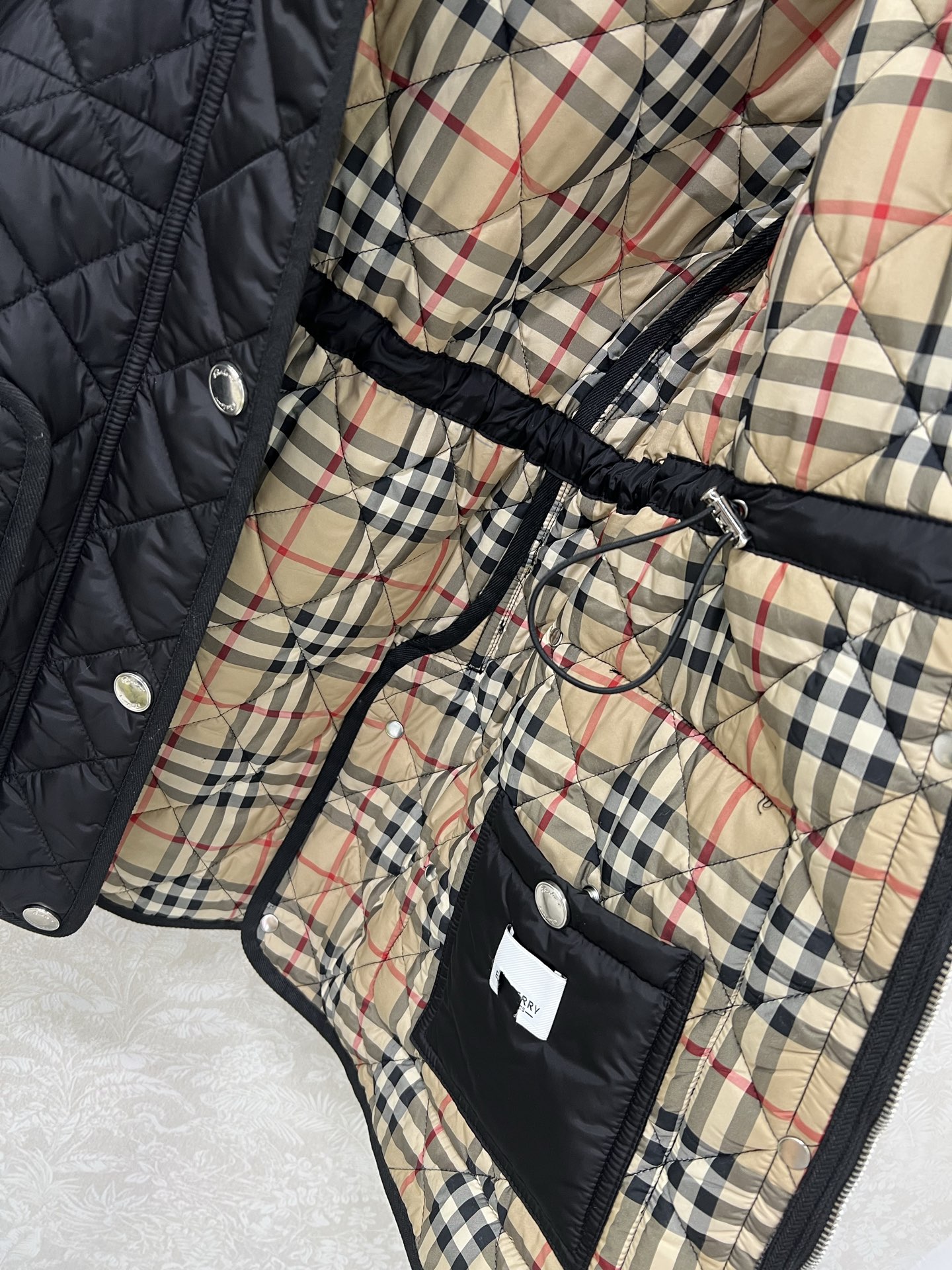 🔥🔥 burber*y 25新款棉衣棉服外套 可拆卸连帽灯芯绒小立领设计非常亮眼 内衬经典英伦格纹视觉冲