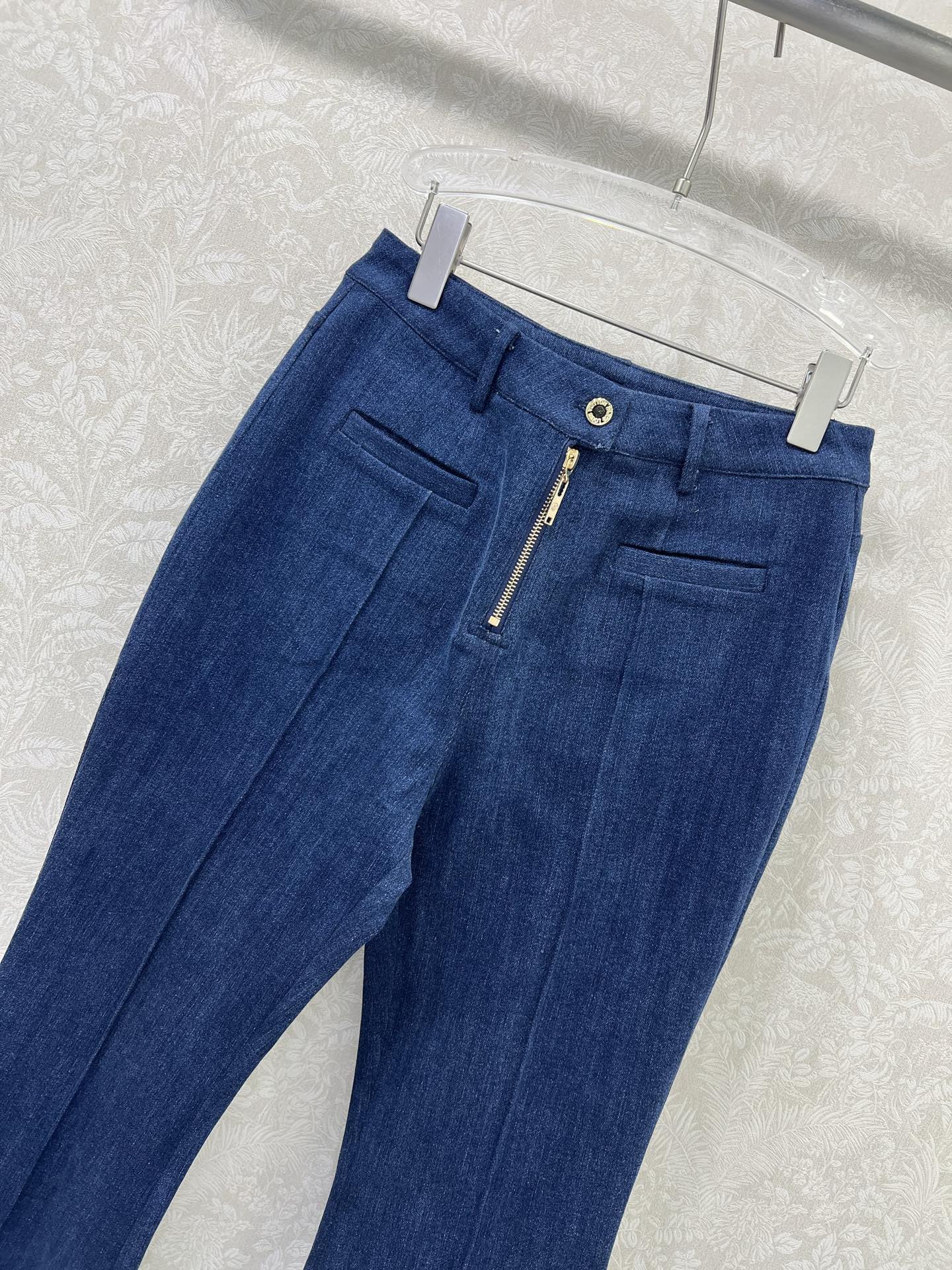 🔥🔥Louis Vuitt*n25新款高腰牛仔微喇裤！日常百搭长腿神器！定制五金 修身微喇裤脚剪裁版型，