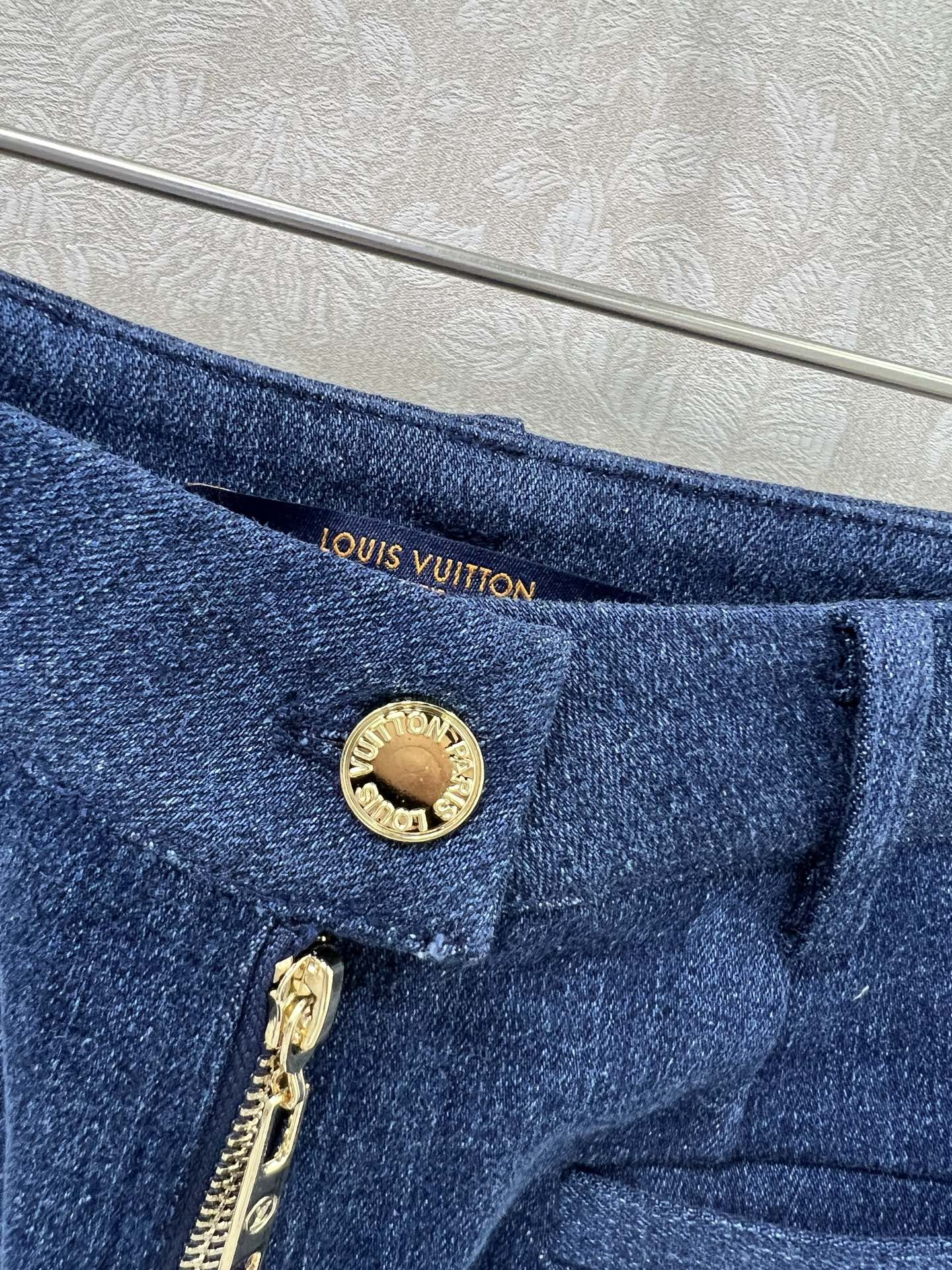 🔥🔥Louis Vuitt*n25新款高腰牛仔微喇裤！日常百搭长腿神器！定制五金 修身微喇裤脚剪裁版型，