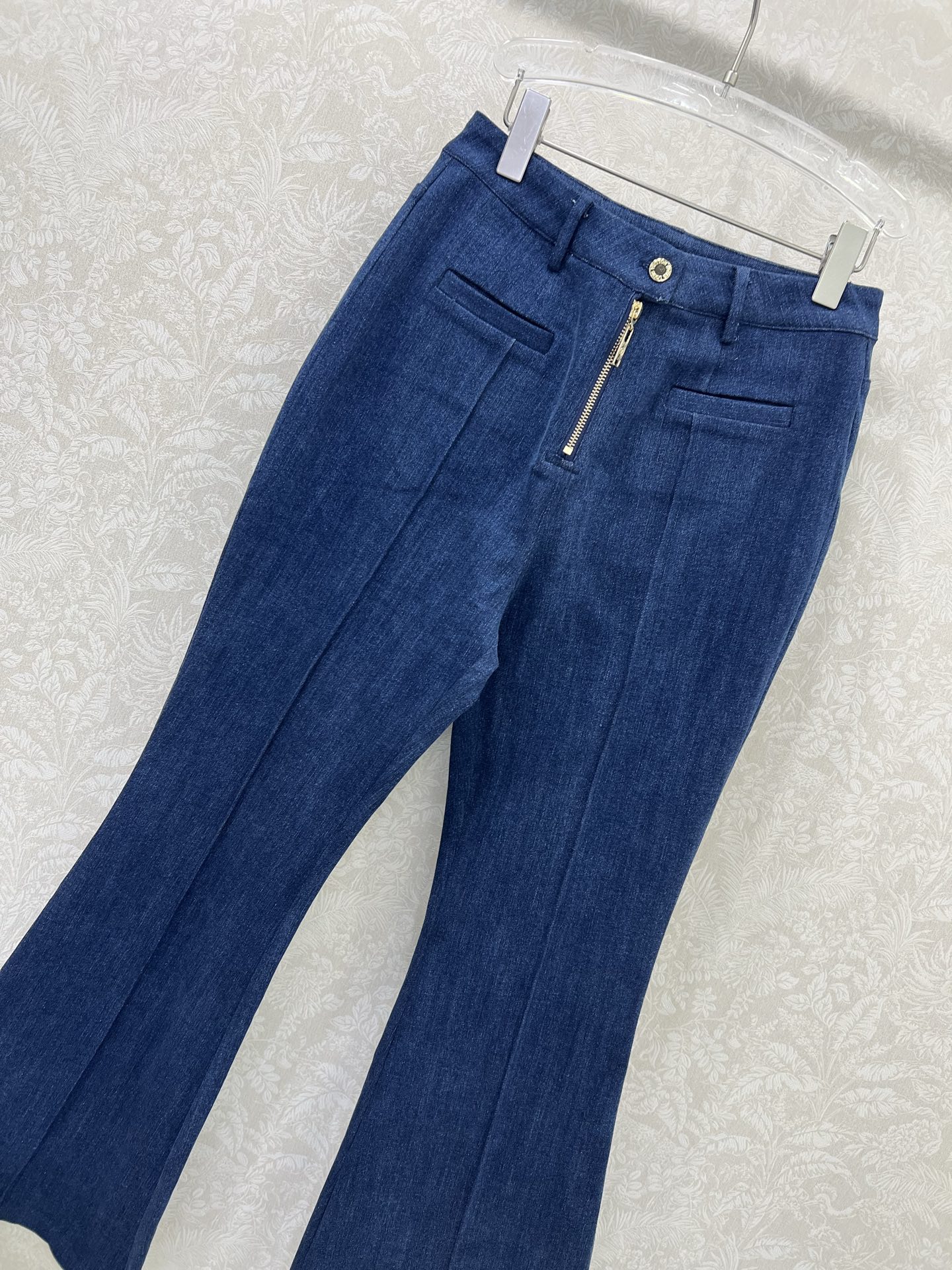 🔥🔥Louis Vuitt*n25新款高腰牛仔微喇裤！日常百搭长腿神器！定制五金 修身微喇裤脚剪裁版型，