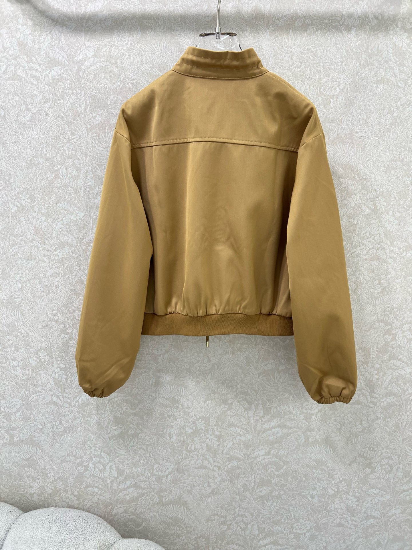 🔥🔥Louis Vuitt*n25新款小立领夹克外套 领口定制字母拉链 胸前皮标装饰 极简中透着高级，轮