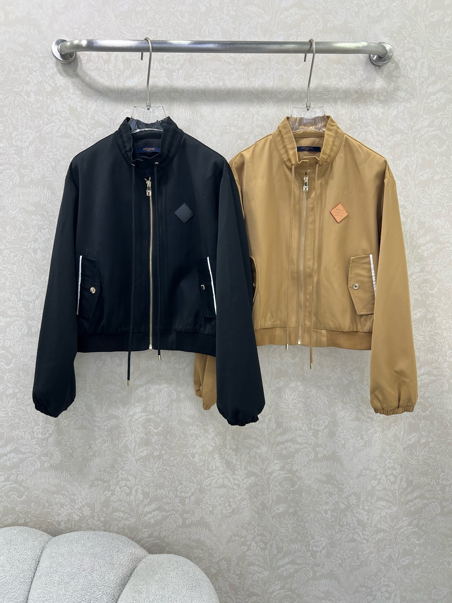 🔥🔥Louis Vuitt*n25新款小立领夹克外套 领口定制字母拉链 胸前皮标装饰 极简中透着高级，轮