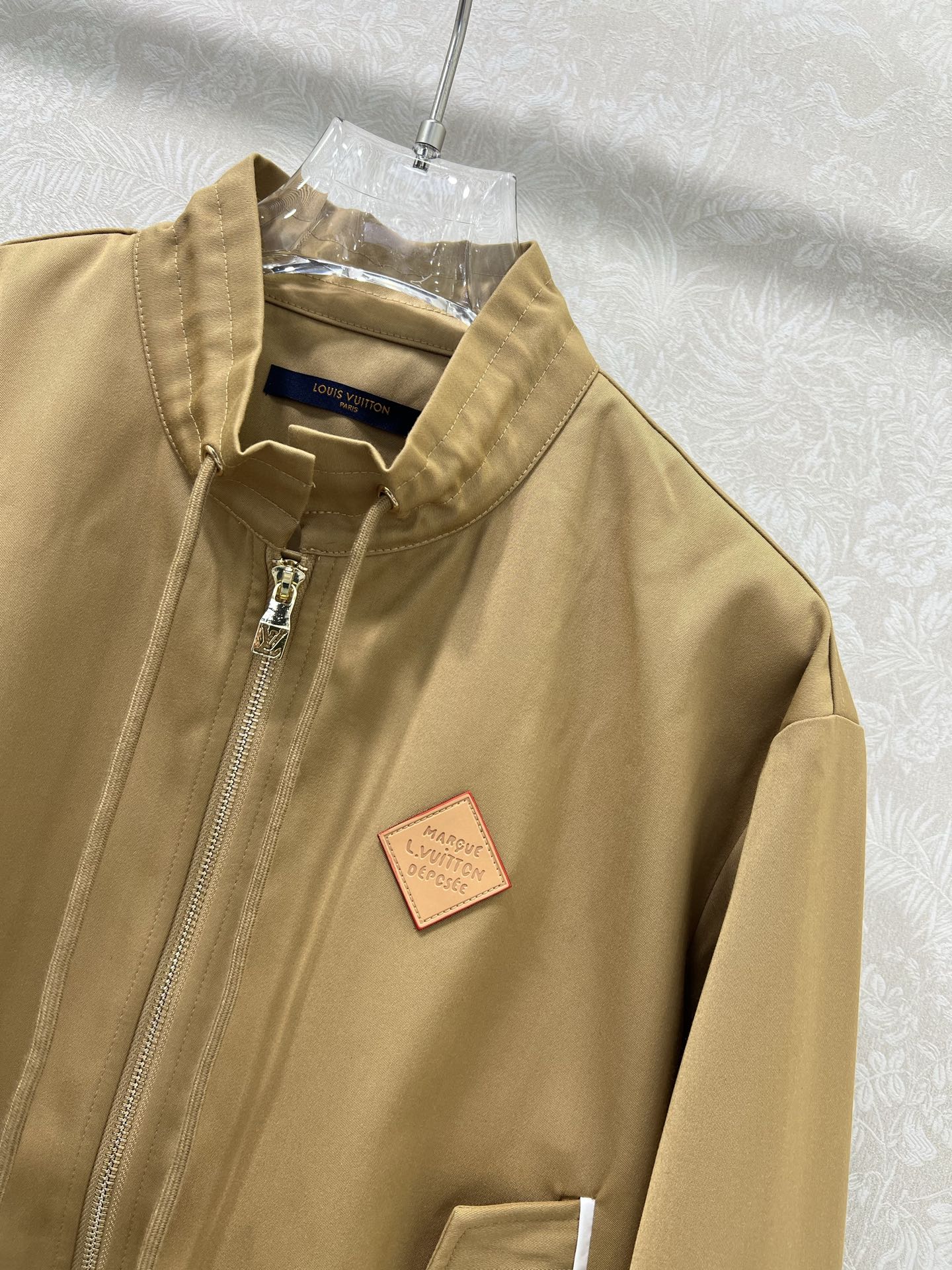 🔥🔥Louis Vuitt*n25新款小立领夹克外套 领口定制字母拉链 胸前皮标装饰 极简中透着高级，轮