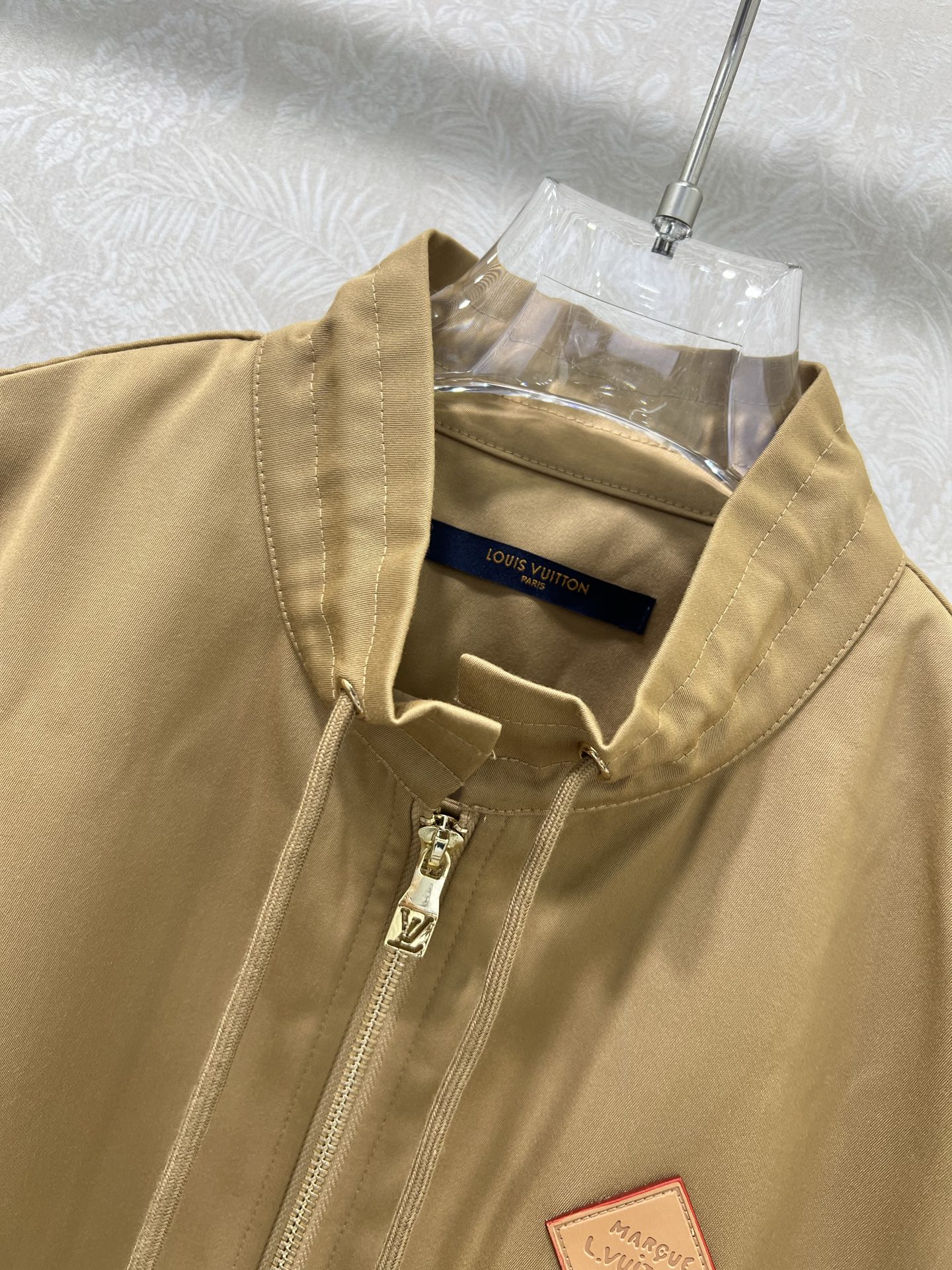 🔥🔥Louis Vuitt*n25新款小立领夹克外套 领口定制字母拉链 胸前皮标装饰 极简中透着高级，轮