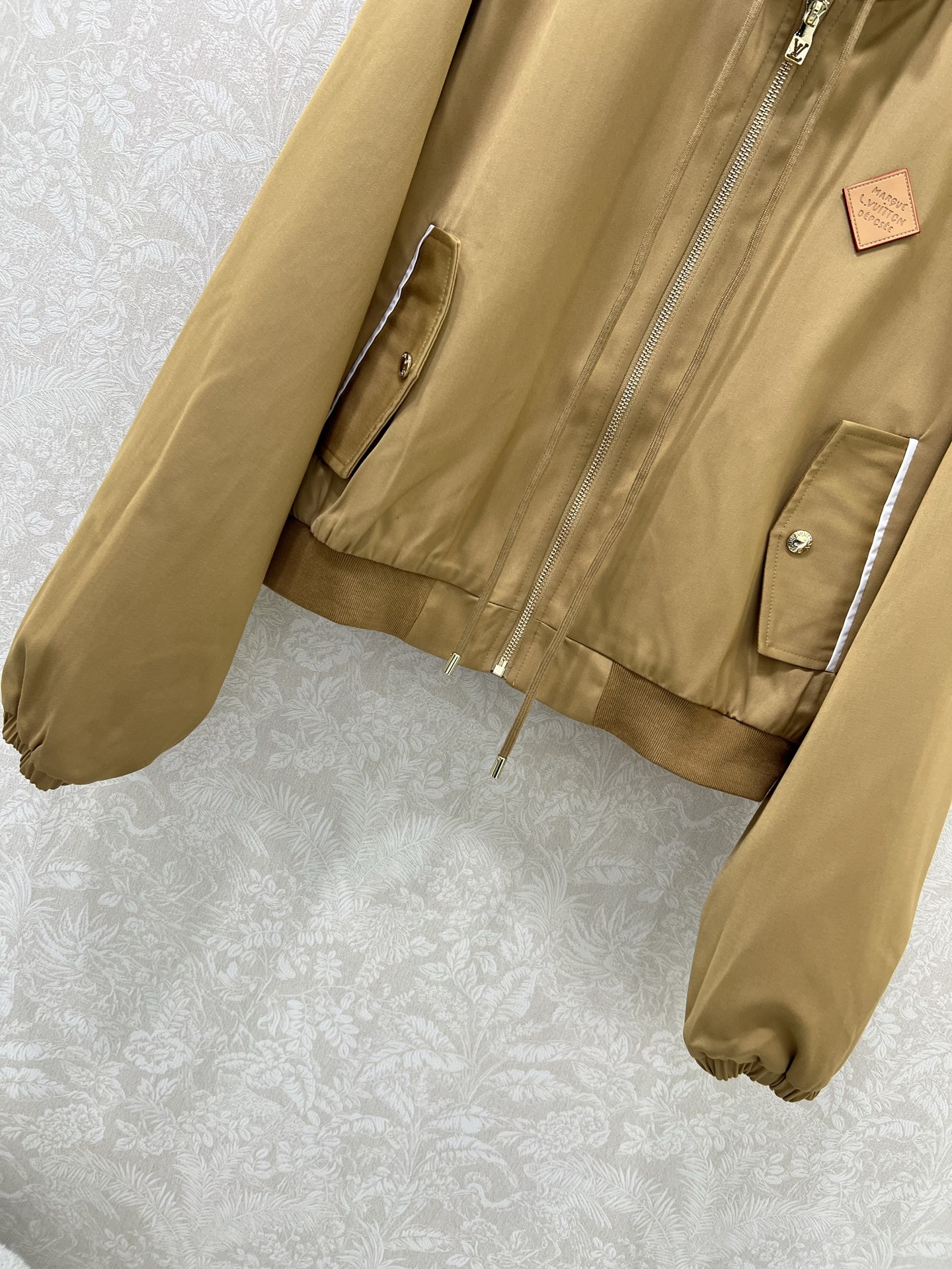 🔥🔥Louis Vuitt*n25新款小立领夹克外套 领口定制字母拉链 胸前皮标装饰 极简中透着高级，轮