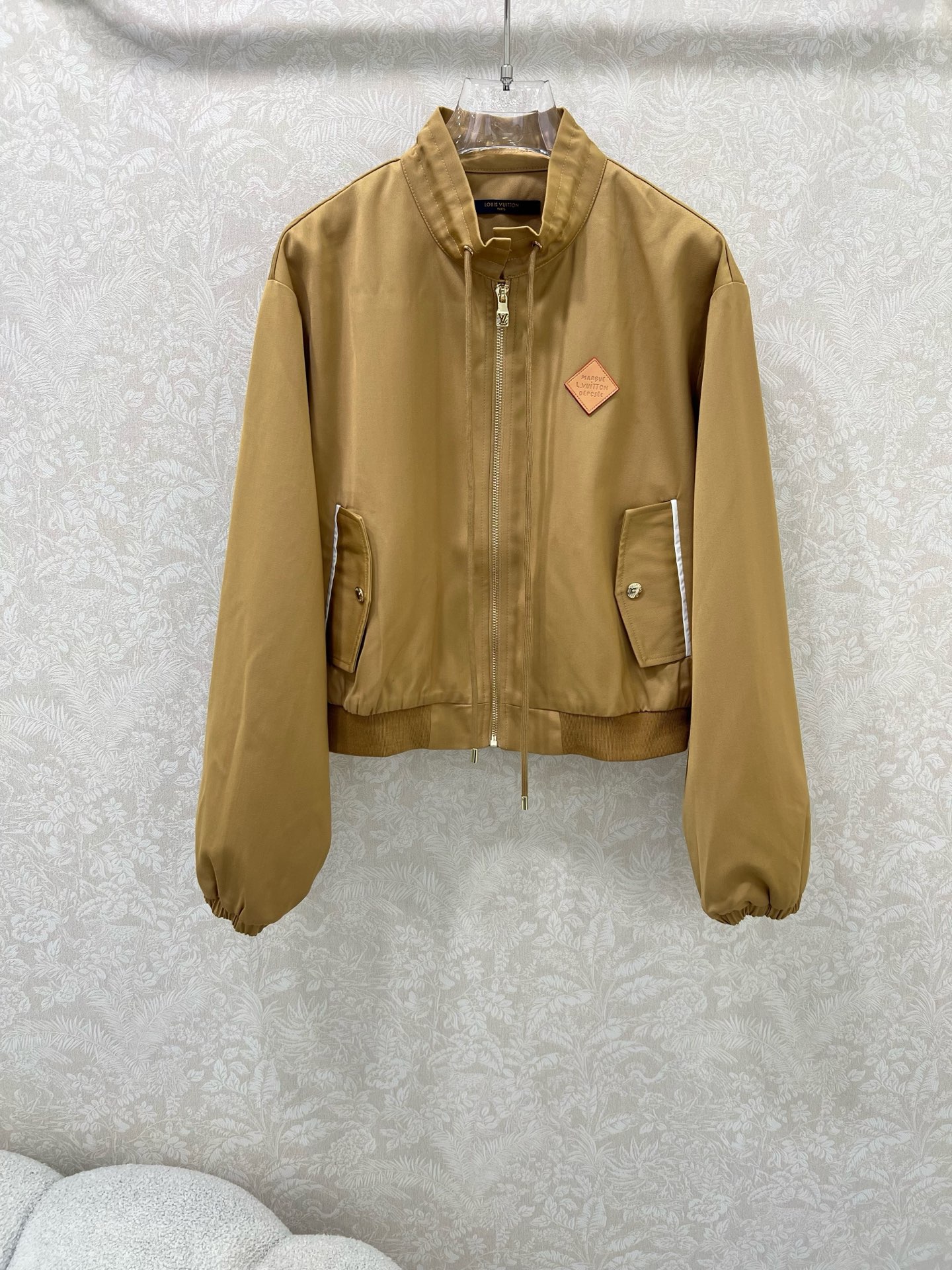 🔥🔥Louis Vuitt*n25新款小立领夹克外套 领口定制字母拉链 胸前皮标装饰 极简中透着高级，轮