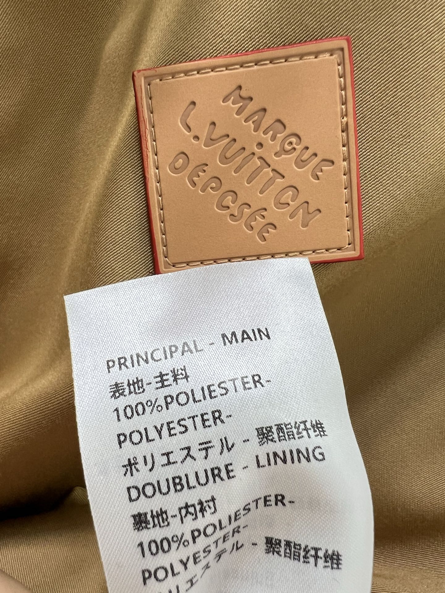 🔥🔥Louis Vuitt*n25新款小立领夹克外套 领口定制字母拉链 胸前皮标装饰 极简中透着高级，轮