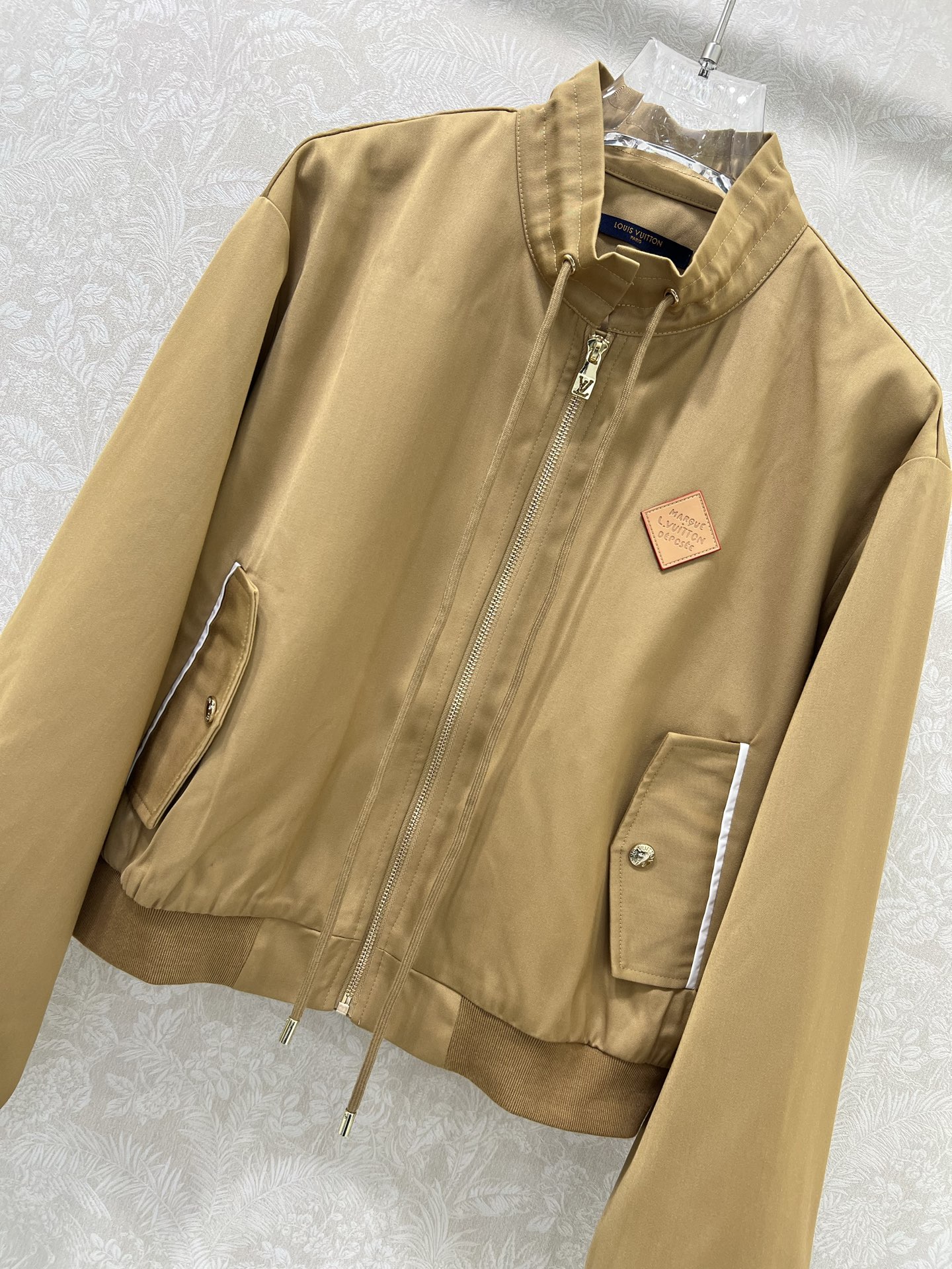🔥🔥Louis Vuitt*n25新款小立领夹克外套 领口定制字母拉链 胸前皮标装饰 极简中透着高级，轮