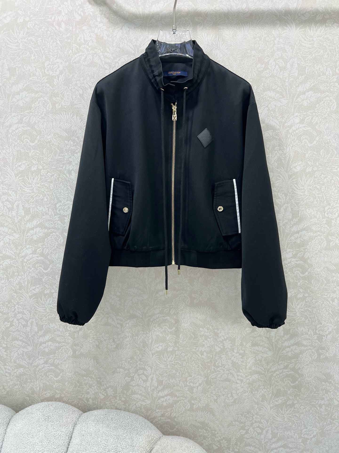 🔥🔥Louis Vuitt*n25新款小立领夹克外套 领口定制字母拉链 胸前皮标装饰 极简中透着高级，轮