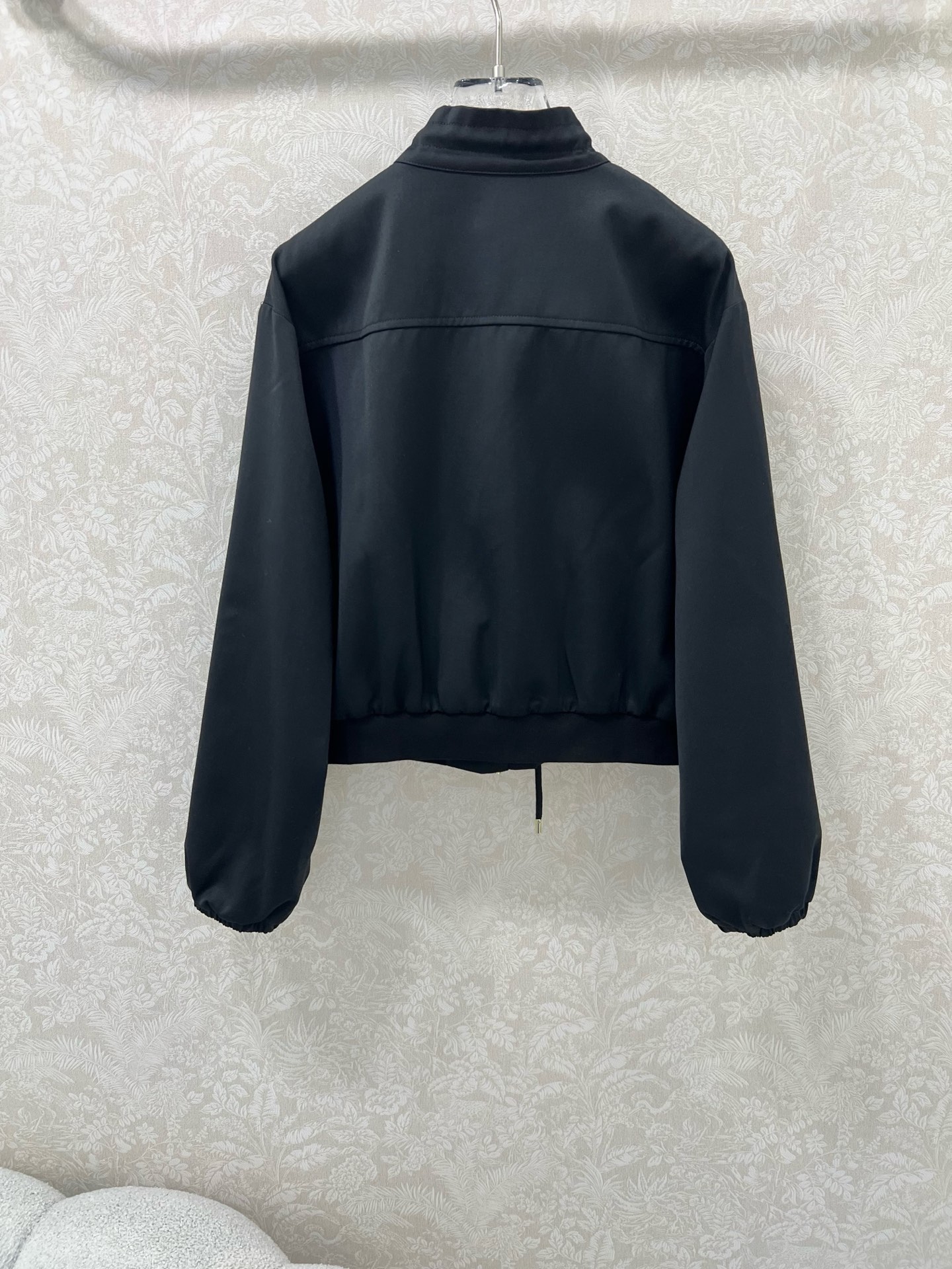 🔥🔥Louis Vuitt*n25新款小立领夹克外套 领口定制字母拉链 胸前皮标装饰 极简中透着高级，轮