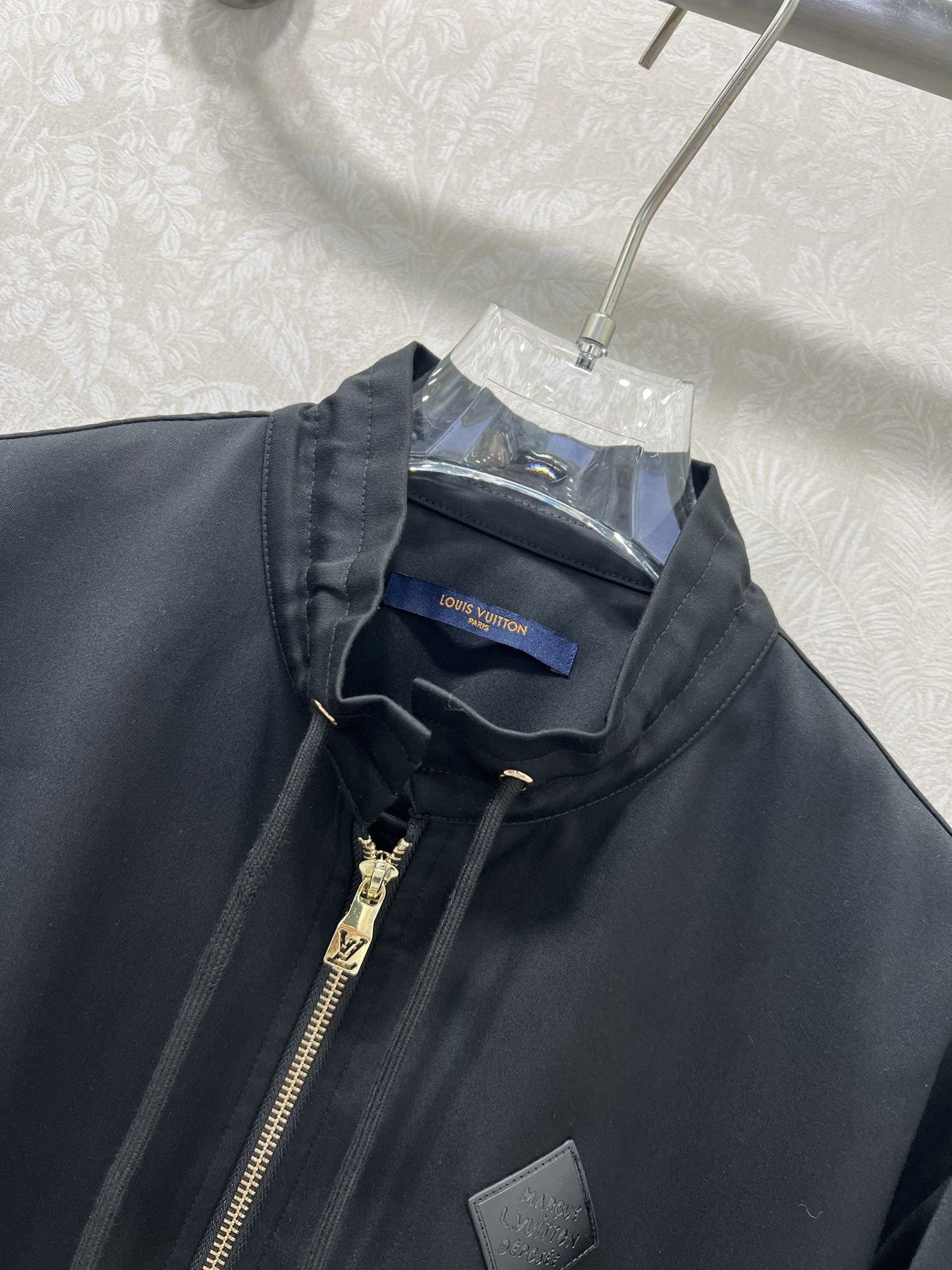 🔥🔥Louis Vuitt*n25新款小立领夹克外套 领口定制字母拉链 胸前皮标装饰 极简中透着高级，轮