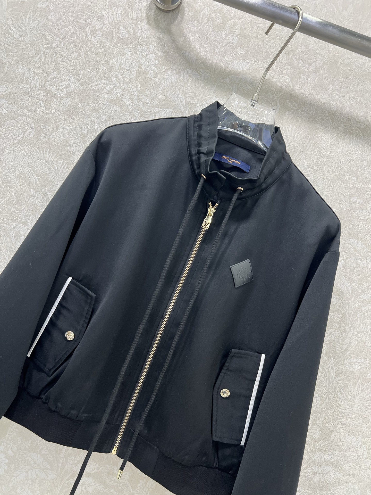 🔥🔥Louis Vuitt*n25新款小立领夹克外套 领口定制字母拉链 胸前皮标装饰 极简中透着高级，轮