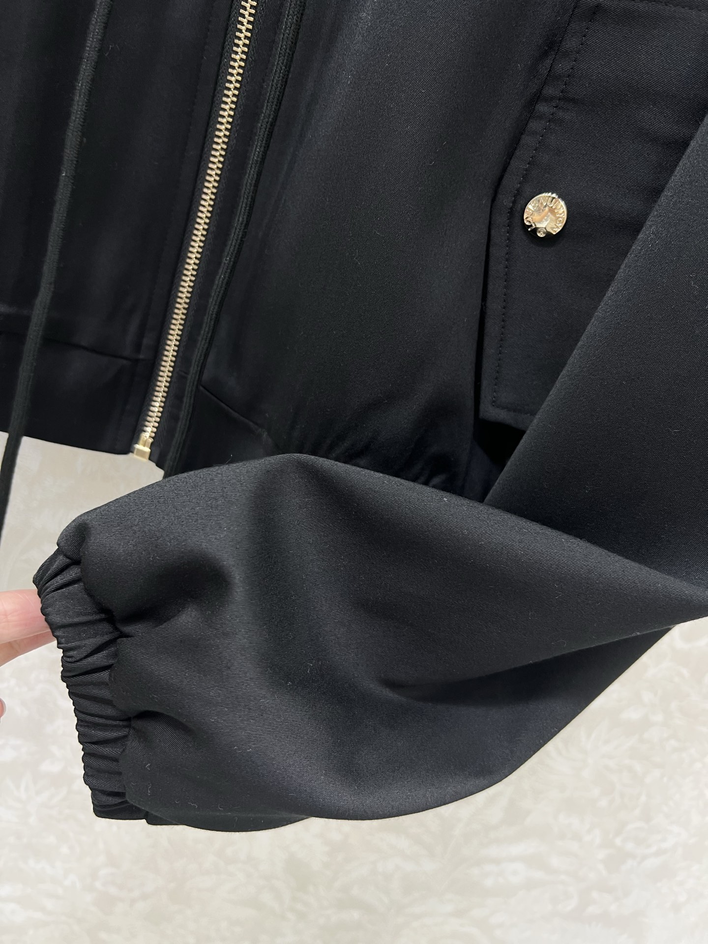 🔥🔥Louis Vuitt*n25新款小立领夹克外套 领口定制字母拉链 胸前皮标装饰 极简中透着高级，轮