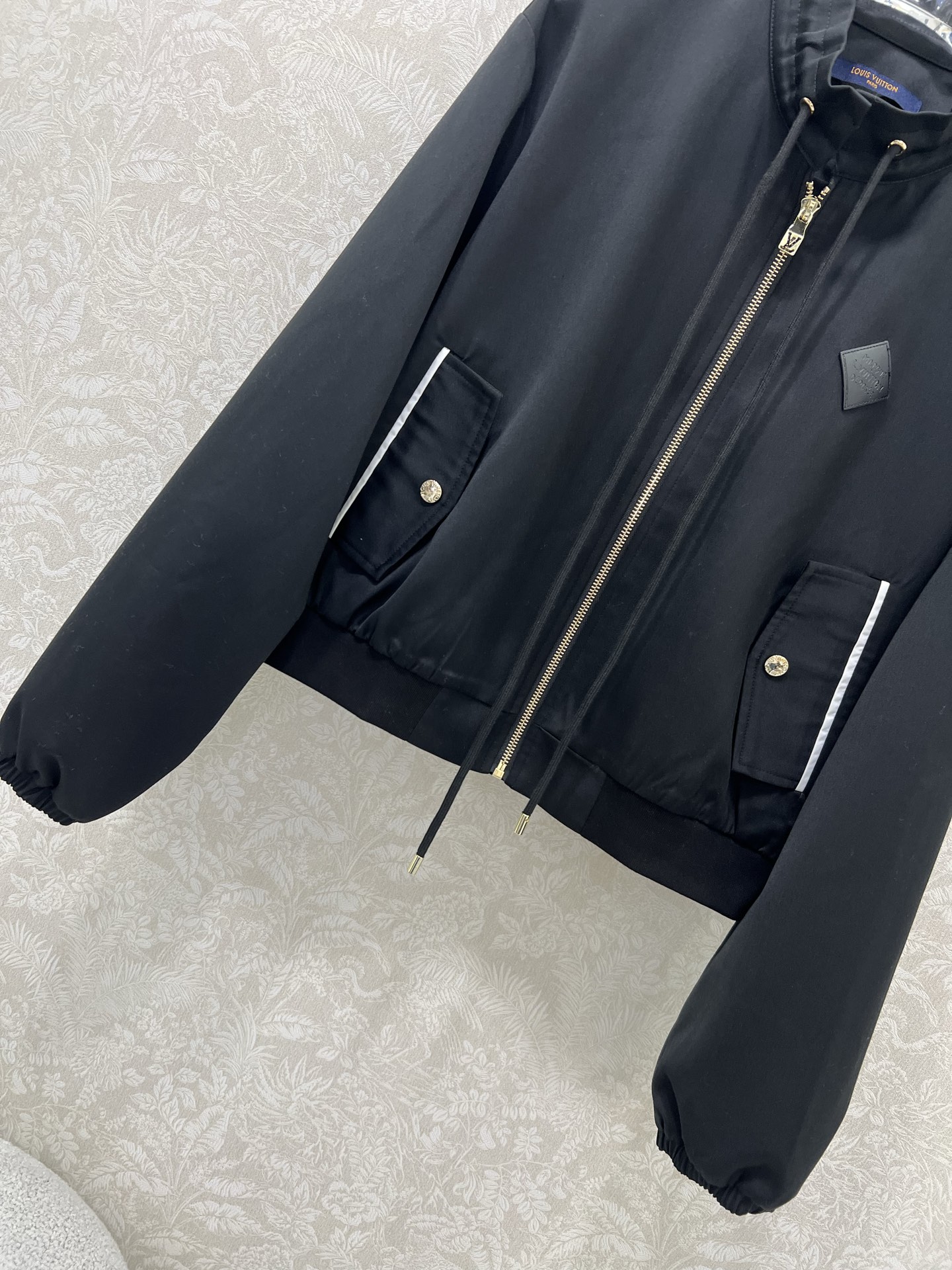 🔥🔥Louis Vuitt*n25新款小立领夹克外套 领口定制字母拉链 胸前皮标装饰 极简中透着高级，轮