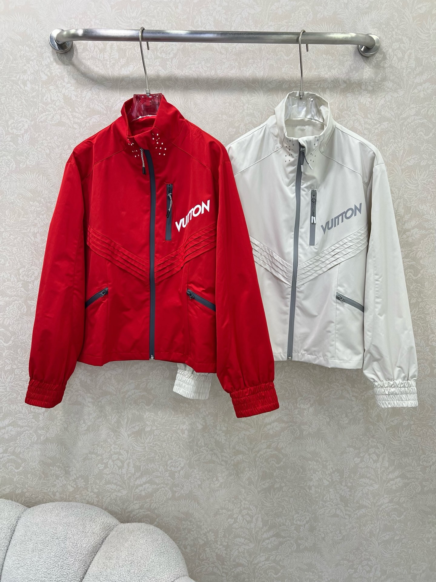 🔥🔥Louis Vuitt*n25新款小立领飞行夹克冲锋衣外套 官网同步酷女孩必备神器，可男女同款 经典