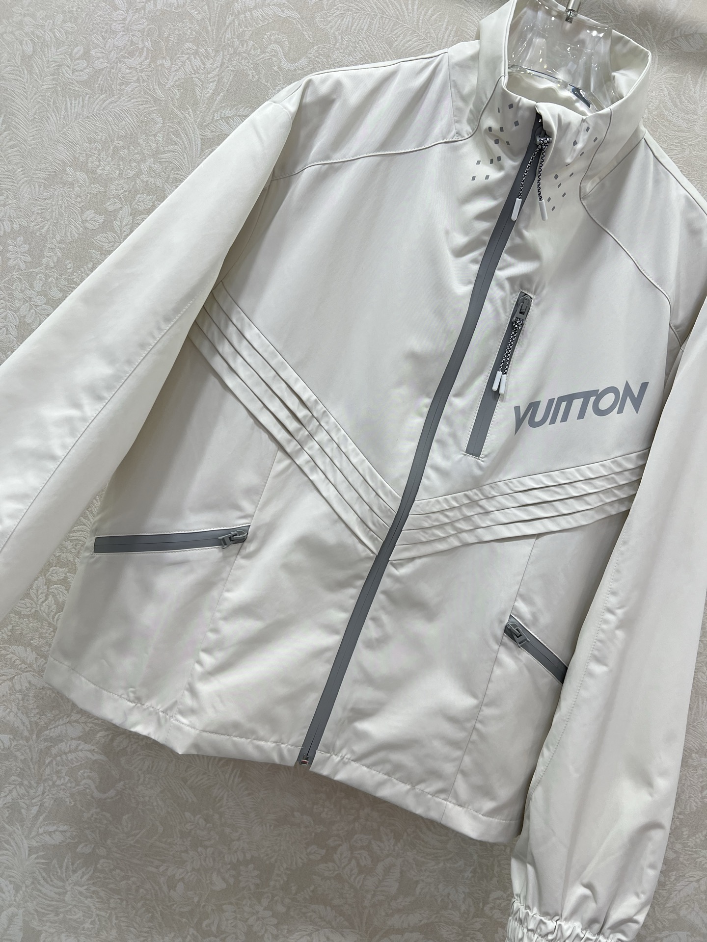 🔥🔥Louis Vuitt*n25新款小立领飞行夹克冲锋衣外套 官网同步酷女孩必备神器，可男女同款 经典