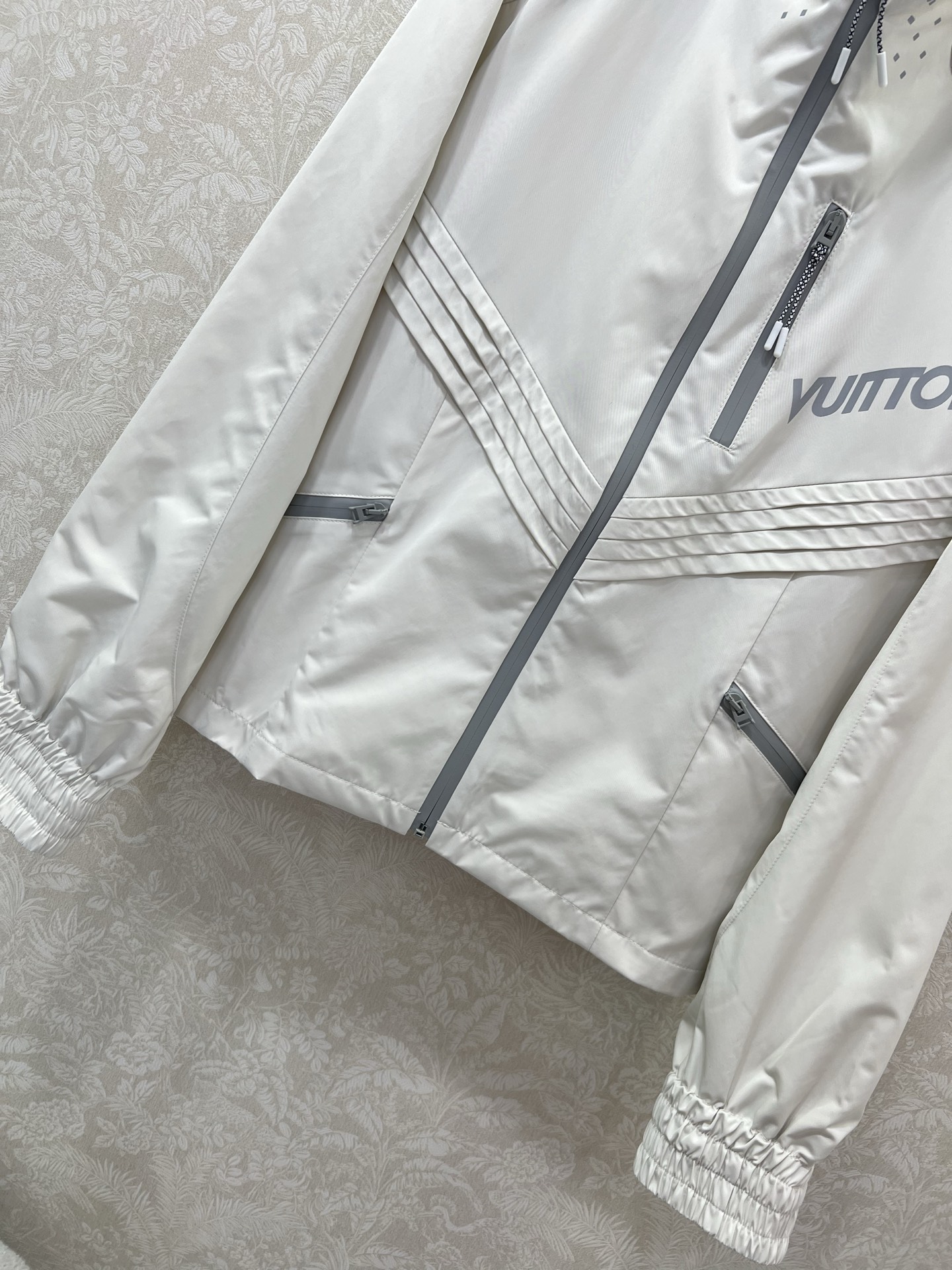 🔥🔥Louis Vuitt*n25新款小立领飞行夹克冲锋衣外套 官网同步酷女孩必备神器，可男女同款 经典