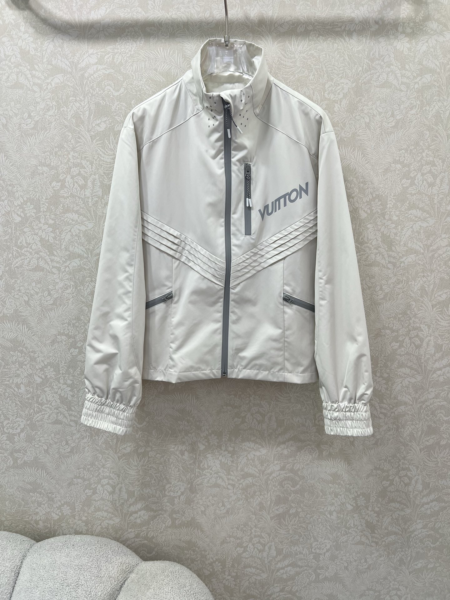 🔥🔥Louis Vuitt*n25新款小立领飞行夹克冲锋衣外套 官网同步酷女孩必备神器，可男女同款 经典