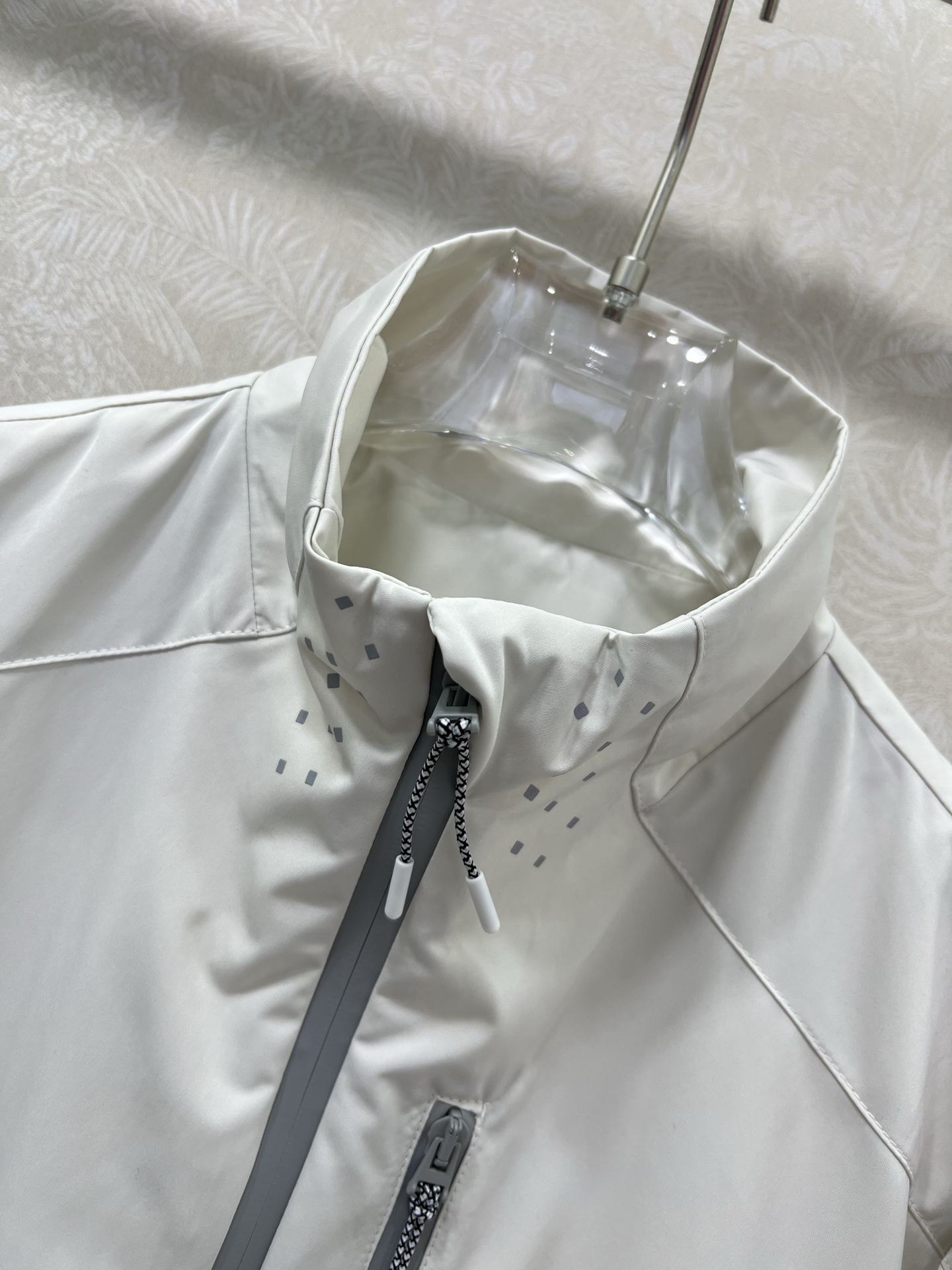 🔥🔥Louis Vuitt*n25新款小立领飞行夹克冲锋衣外套 官网同步酷女孩必备神器，可男女同款 经典