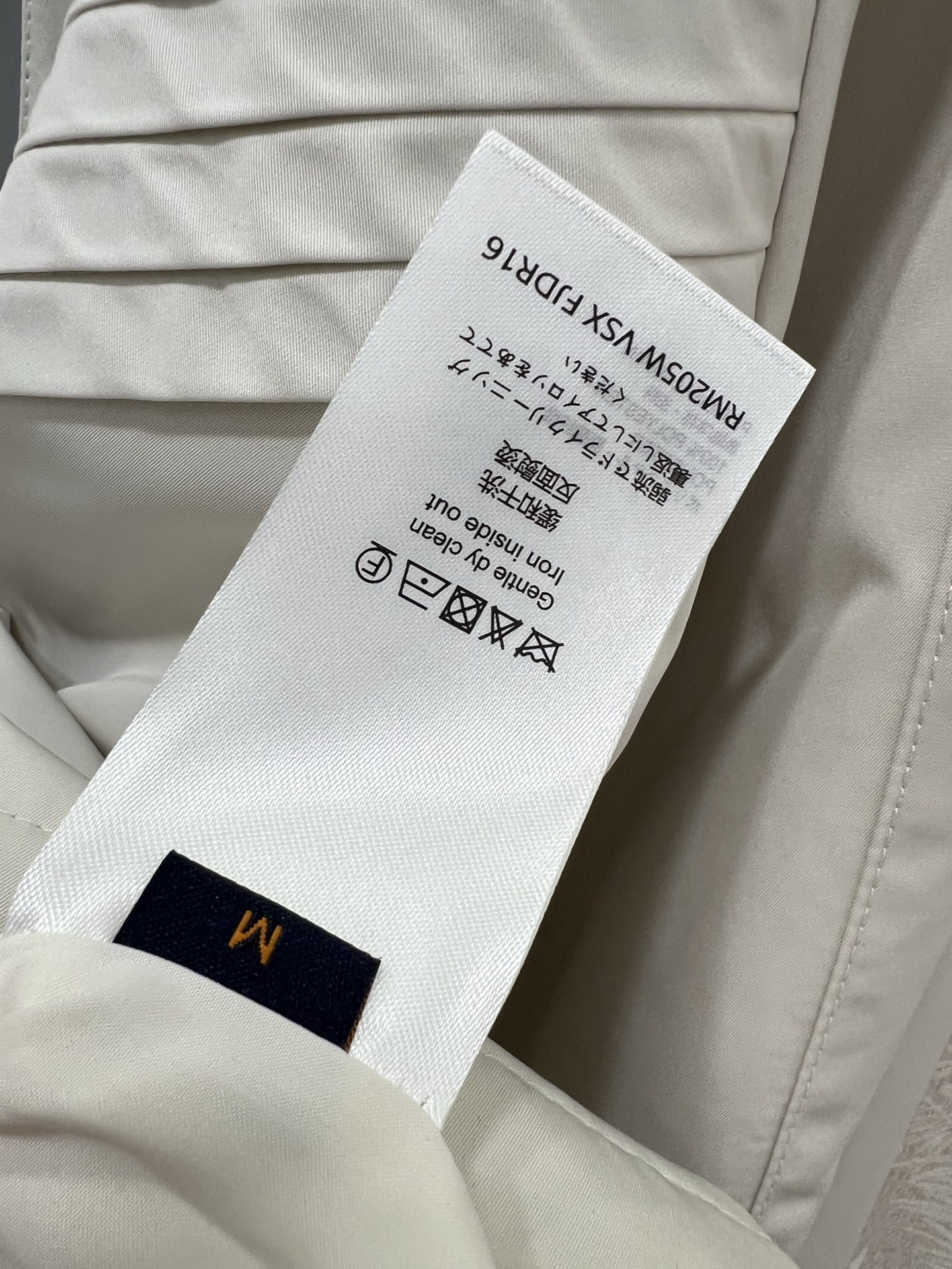 🔥🔥Louis Vuitt*n25新款小立领飞行夹克冲锋衣外套 官网同步酷女孩必备神器，可男女同款 经典