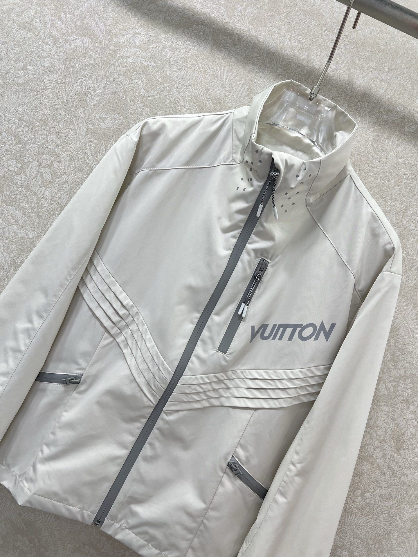 🔥🔥Louis Vuitt*n25新款小立领飞行夹克冲锋衣外套 官网同步酷女孩必备神器，可男女同款 经典