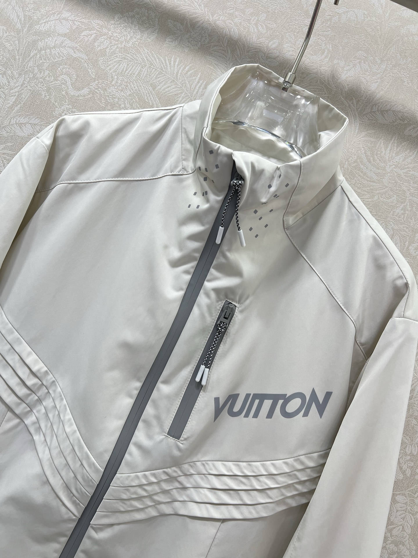 🔥🔥Louis Vuitt*n25新款小立领飞行夹克冲锋衣外套 官网同步酷女孩必备神器，可男女同款 经典