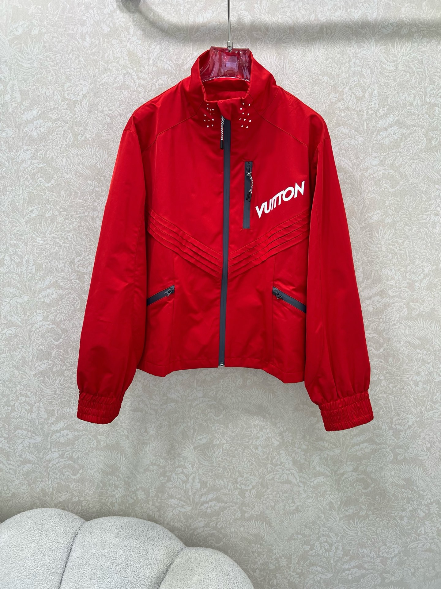 🔥🔥Louis Vuitt*n25新款小立领飞行夹克冲锋衣外套 官网同步酷女孩必备神器，可男女同款 经典