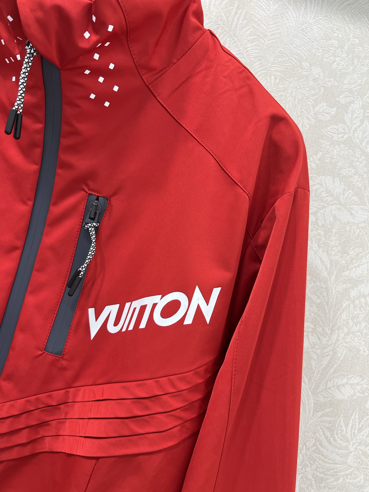 🔥🔥Louis Vuitt*n25新款小立领飞行夹克冲锋衣外套 官网同步酷女孩必备神器，可男女同款 经典