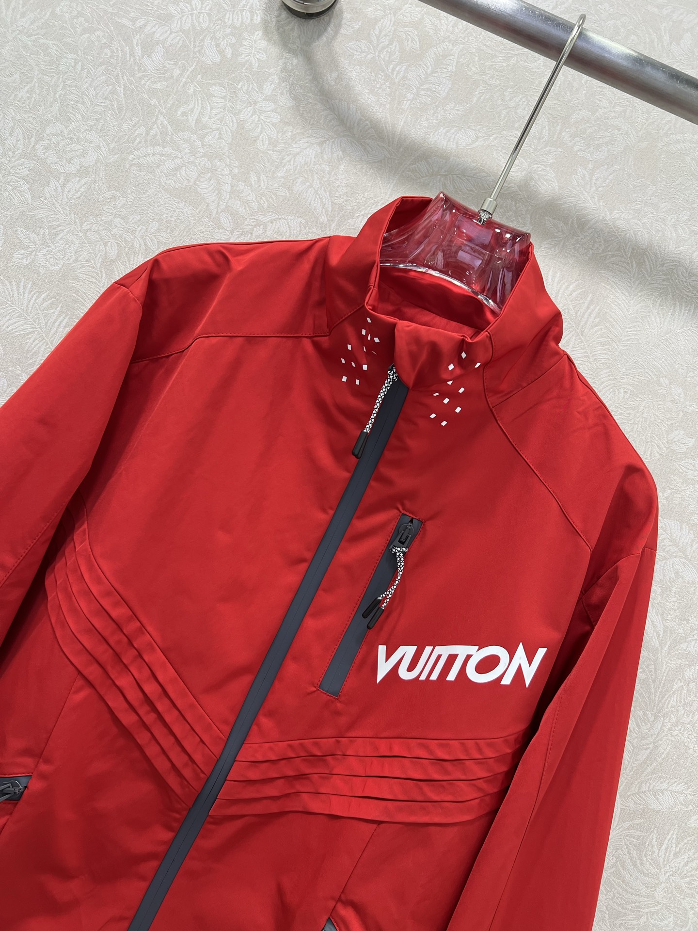 🔥🔥Louis Vuitt*n25新款小立领飞行夹克冲锋衣外套 官网同步酷女孩必备神器，可男女同款 经典