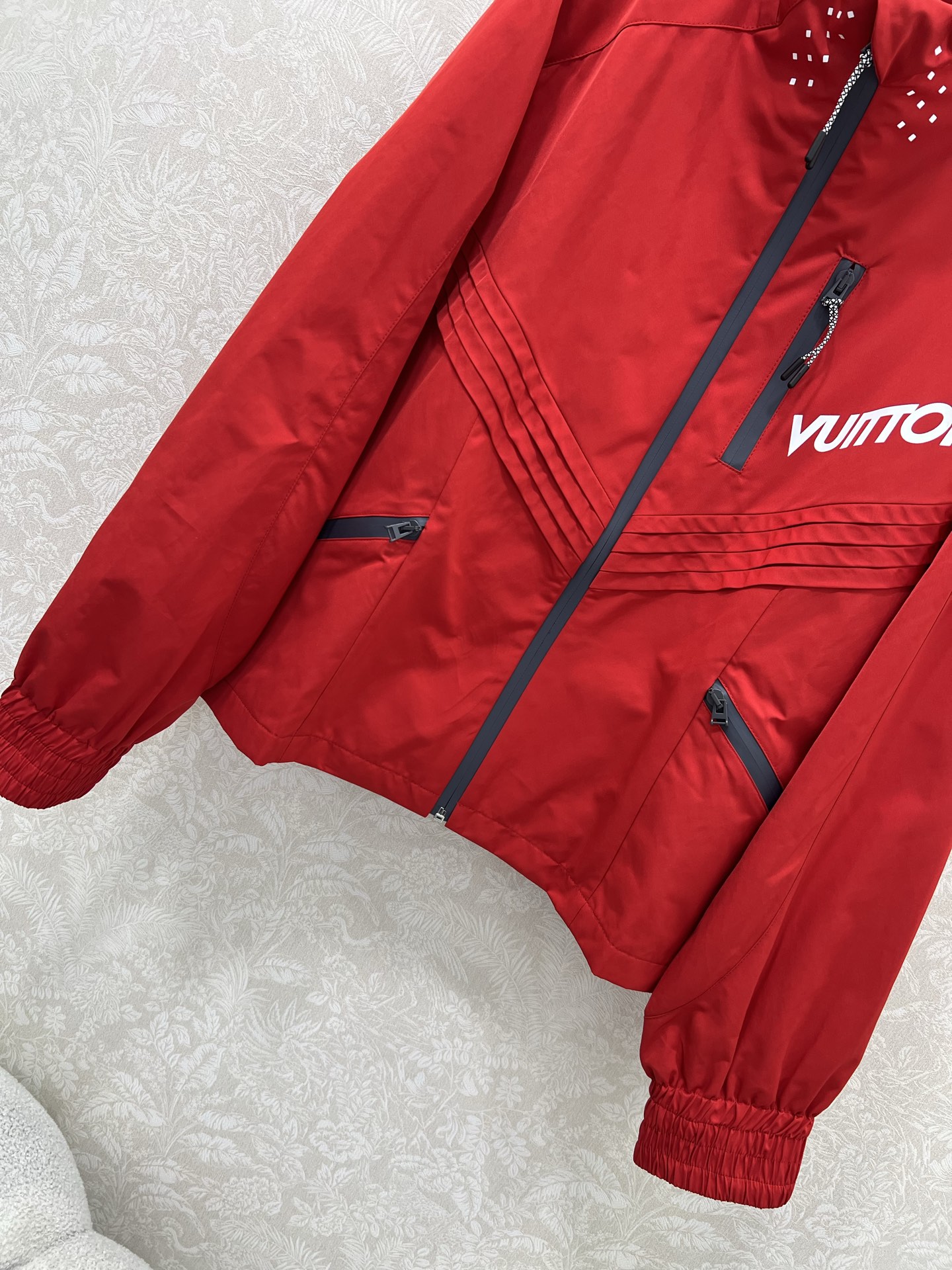 🔥🔥Louis Vuitt*n25新款小立领飞行夹克冲锋衣外套 官网同步酷女孩必备神器，可男女同款 经典