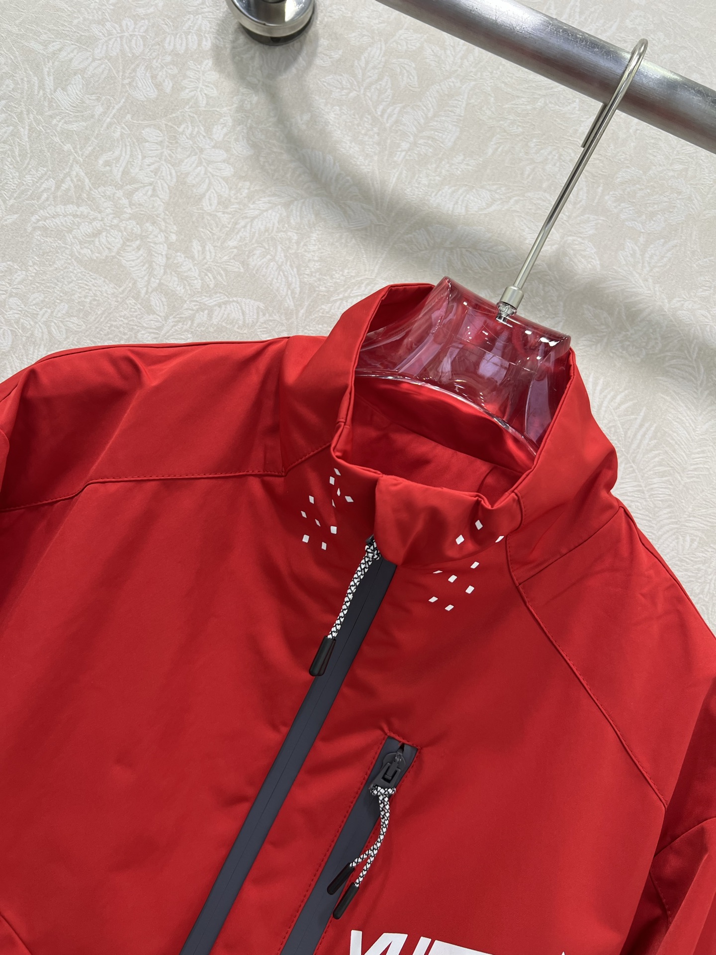 🔥🔥Louis Vuitt*n25新款小立领飞行夹克冲锋衣外套 官网同步酷女孩必备神器，可男女同款 经典