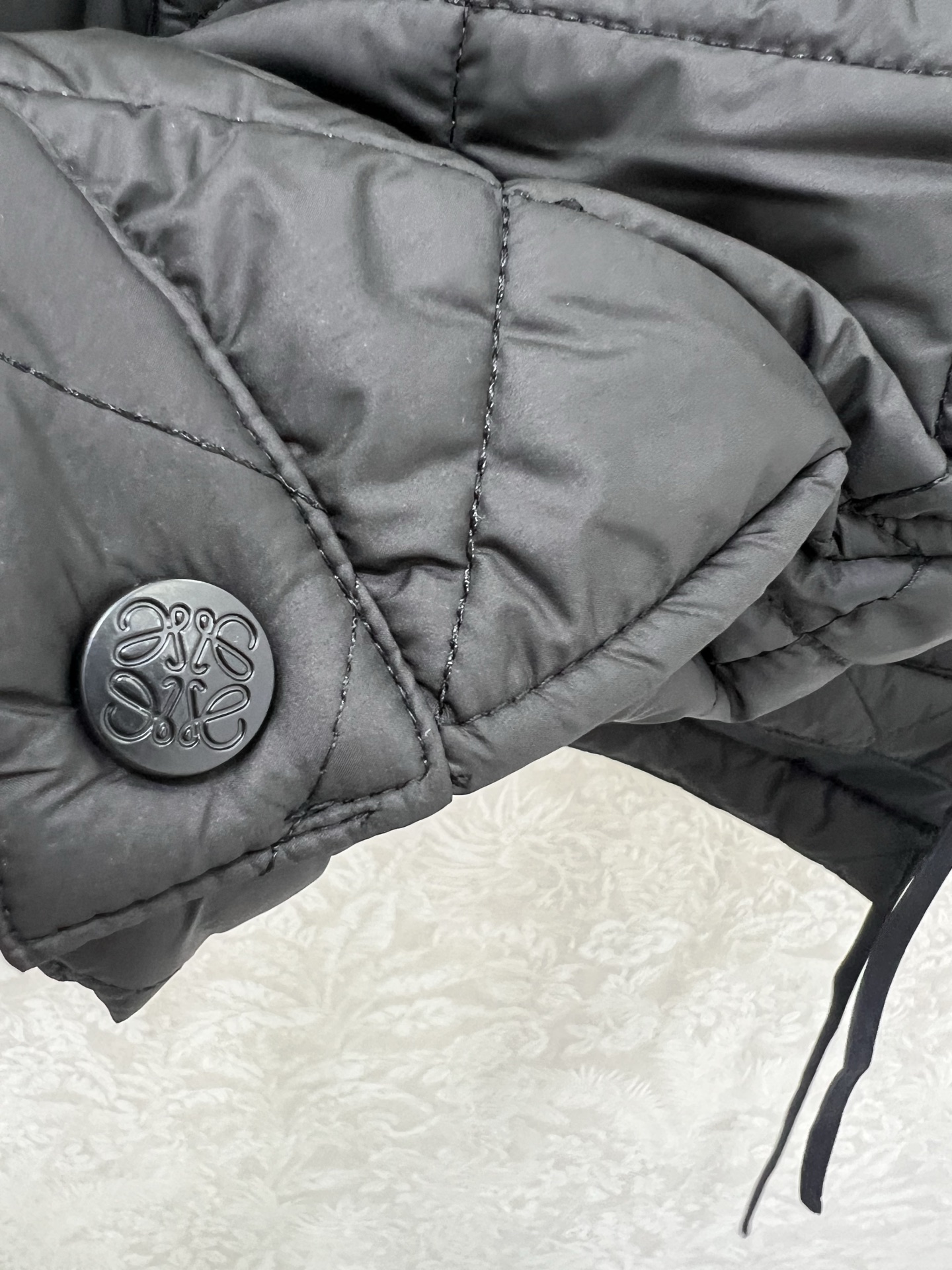 🔥🔥Loew*25早秋新款菱格棉衣外套 口袋抽绳 翻领设计青春减龄 胸前口袋经典徽标刺绣点缀 前短后长 