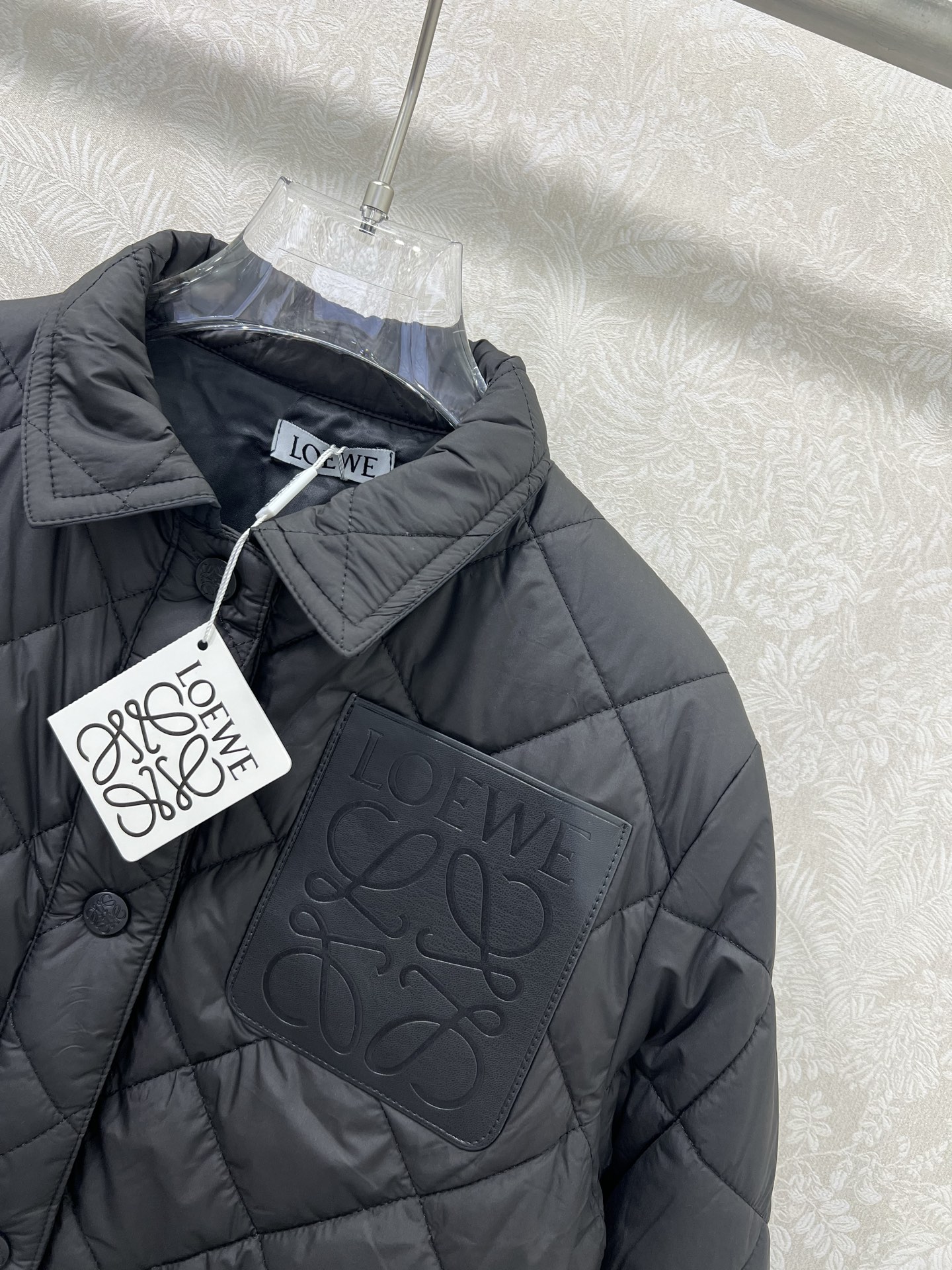 🔥🔥Loew*25早秋新款菱格棉衣外套 口袋抽绳 翻领设计青春减龄 胸前口袋经典徽标刺绣点缀 前短后长 