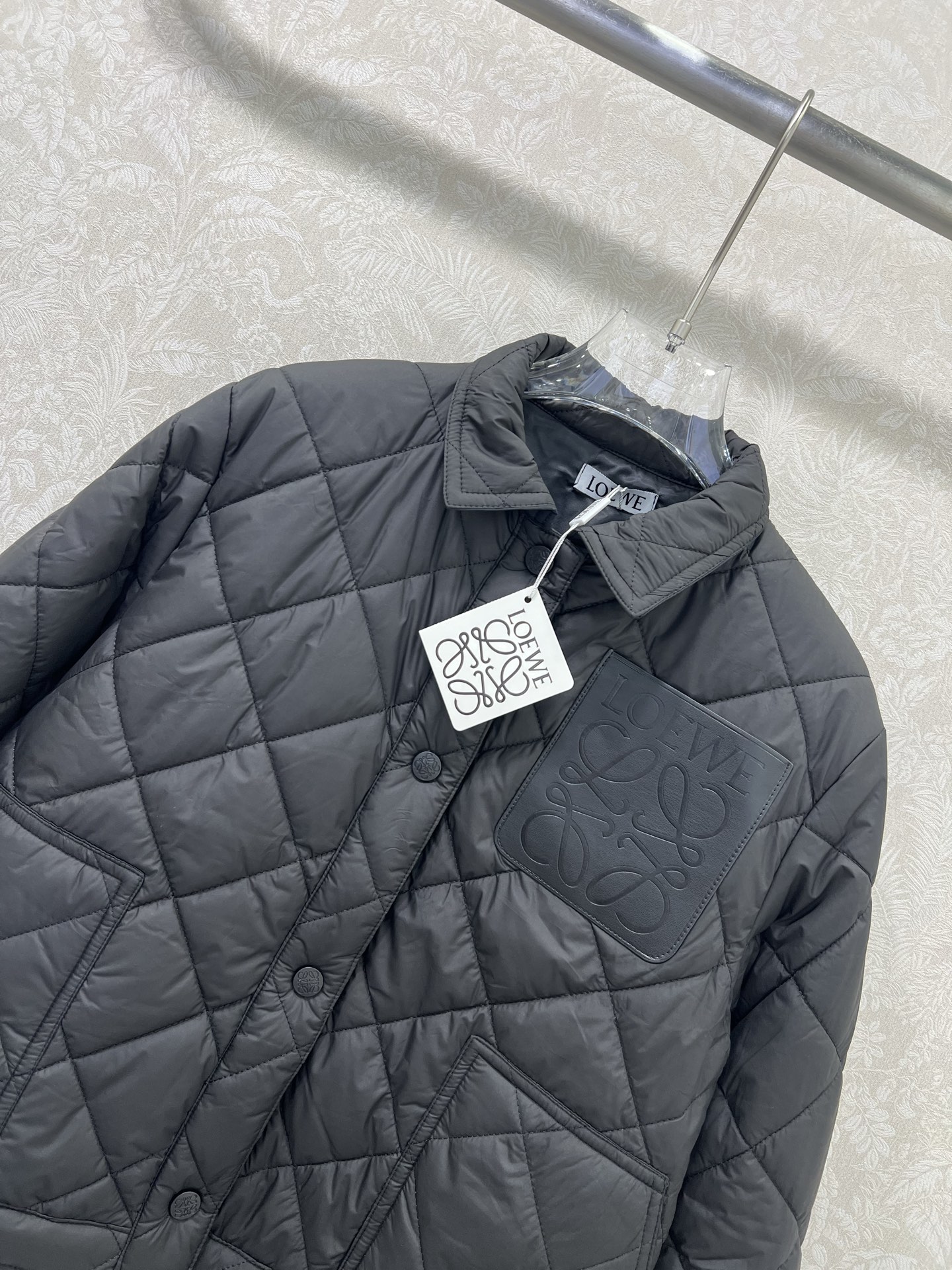 🔥🔥Loew*25早秋新款菱格棉衣外套 口袋抽绳 翻领设计青春减龄 胸前口袋经典徽标刺绣点缀 前短后长 