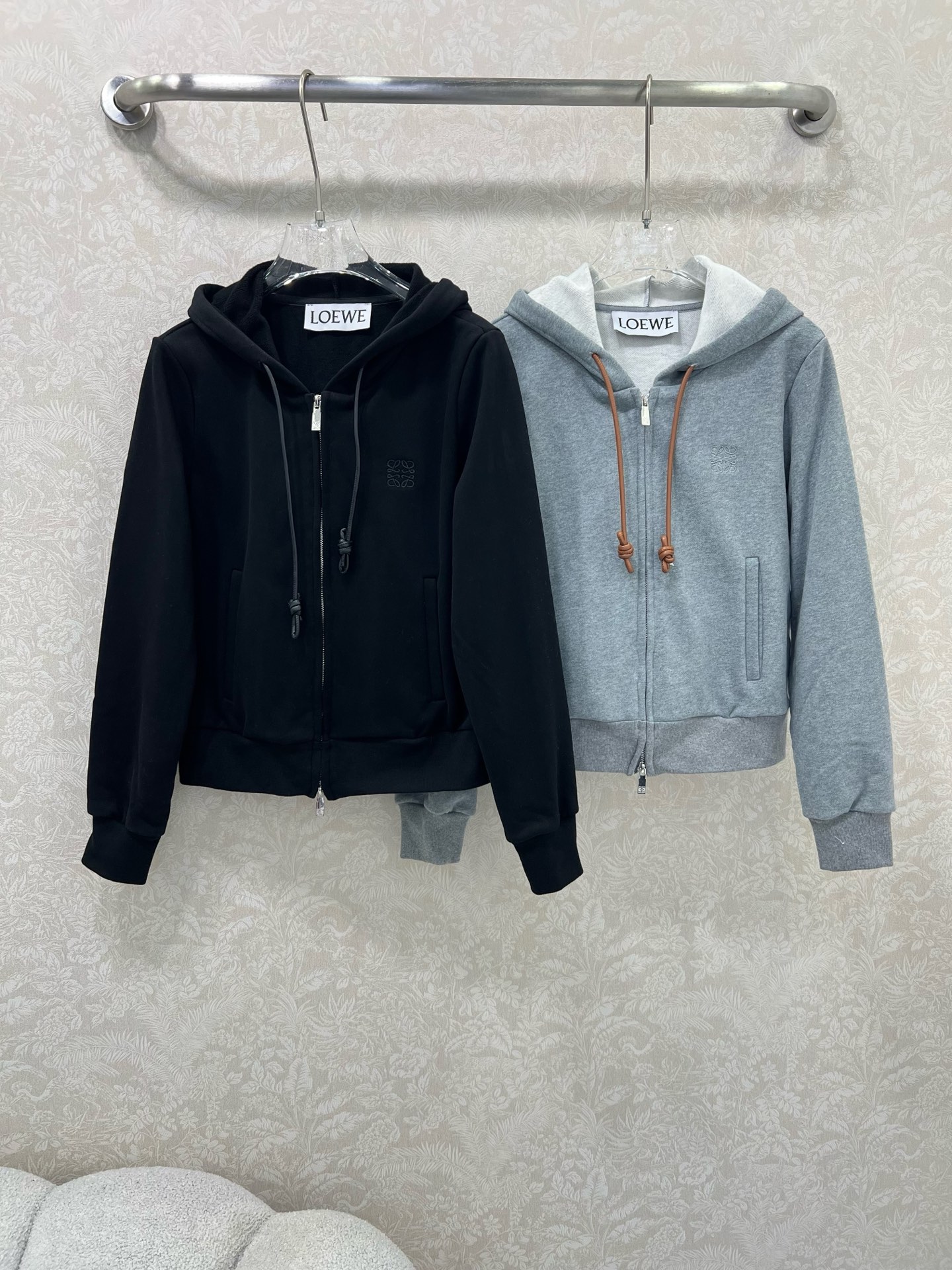 🔥🔥 Loew*25新款薄绒连帽外套 胸前logo刺绣装饰 休闲复古又时髦 简约的撞色线条轮廓很有运动感