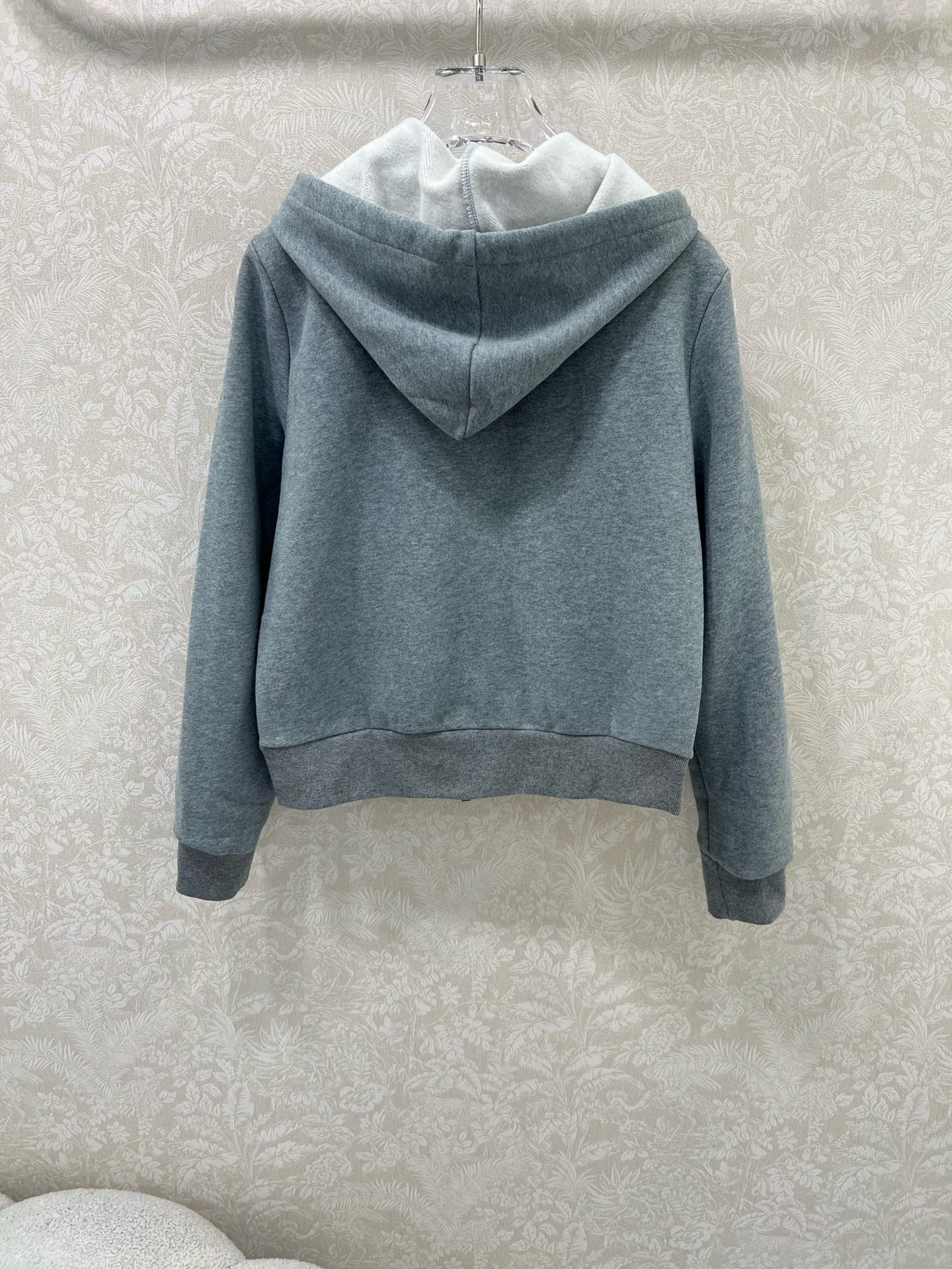 🔥🔥 Loew*25新款薄绒连帽外套 胸前logo刺绣装饰 休闲复古又时髦 简约的撞色线条轮廓很有运动感