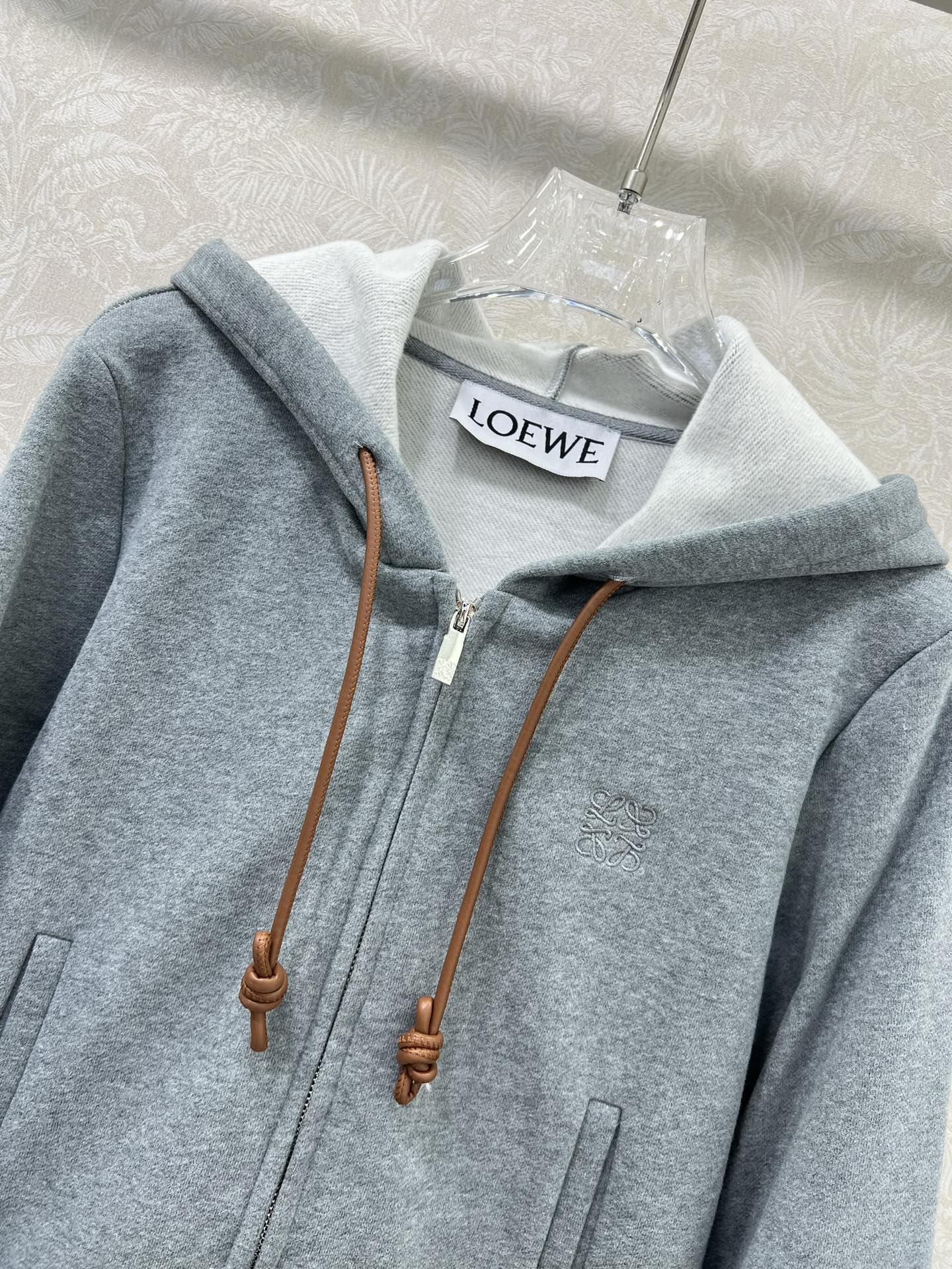 🔥🔥 Loew*25新款薄绒连帽外套 胸前logo刺绣装饰 休闲复古又时髦 简约的撞色线条轮廓很有运动感