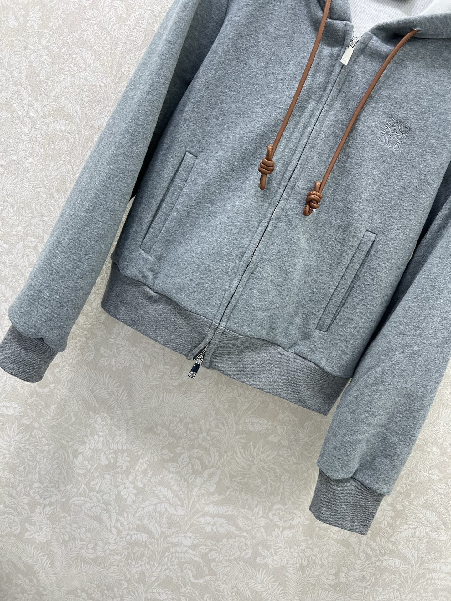 🔥🔥 Loew*25新款薄绒连帽外套 胸前logo刺绣装饰 休闲复古又时髦 简约的撞色线条轮廓很有运动感