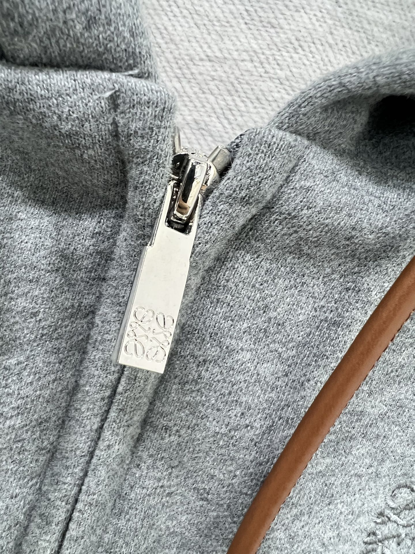 🔥🔥 Loew*25新款薄绒连帽外套 胸前logo刺绣装饰 休闲复古又时髦 简约的撞色线条轮廓很有运动感