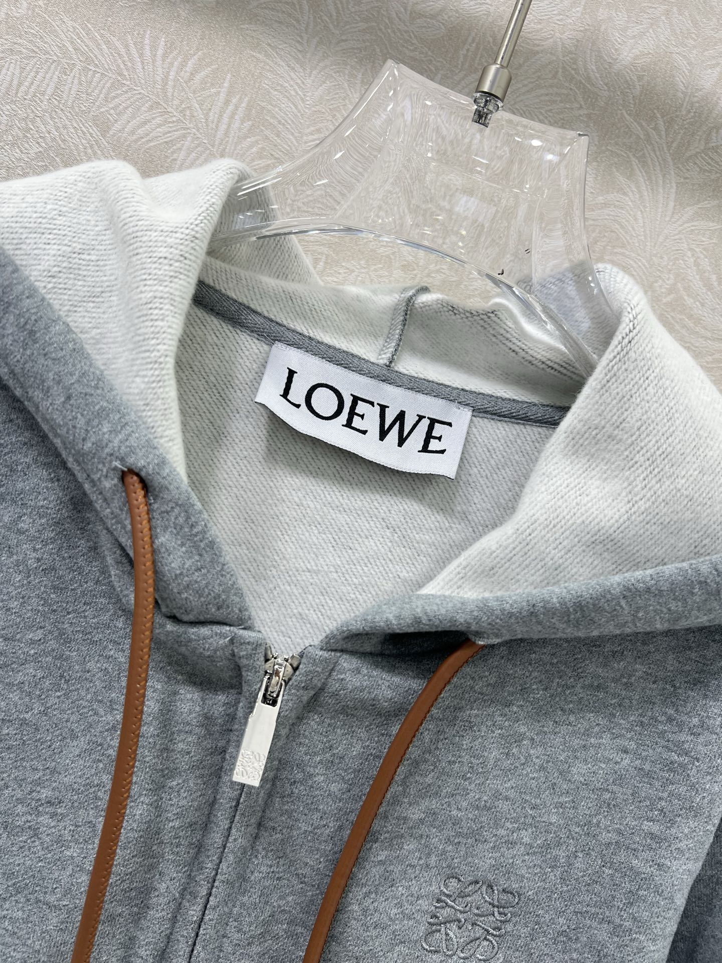 🔥🔥 Loew*25新款薄绒连帽外套 胸前logo刺绣装饰 休闲复古又时髦 简约的撞色线条轮廓很有运动感