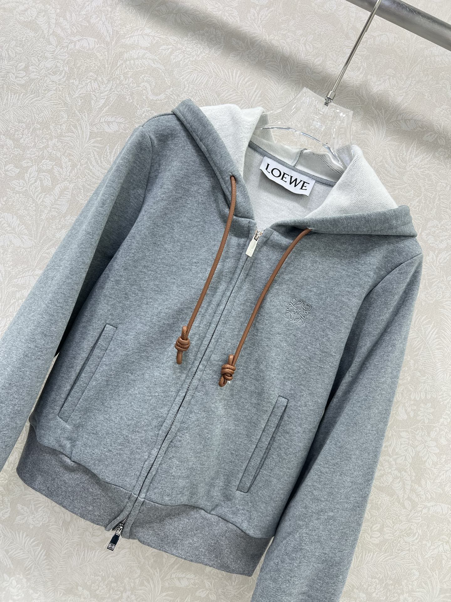 🔥🔥 Loew*25新款薄绒连帽外套 胸前logo刺绣装饰 休闲复古又时髦 简约的撞色线条轮廓很有运动感