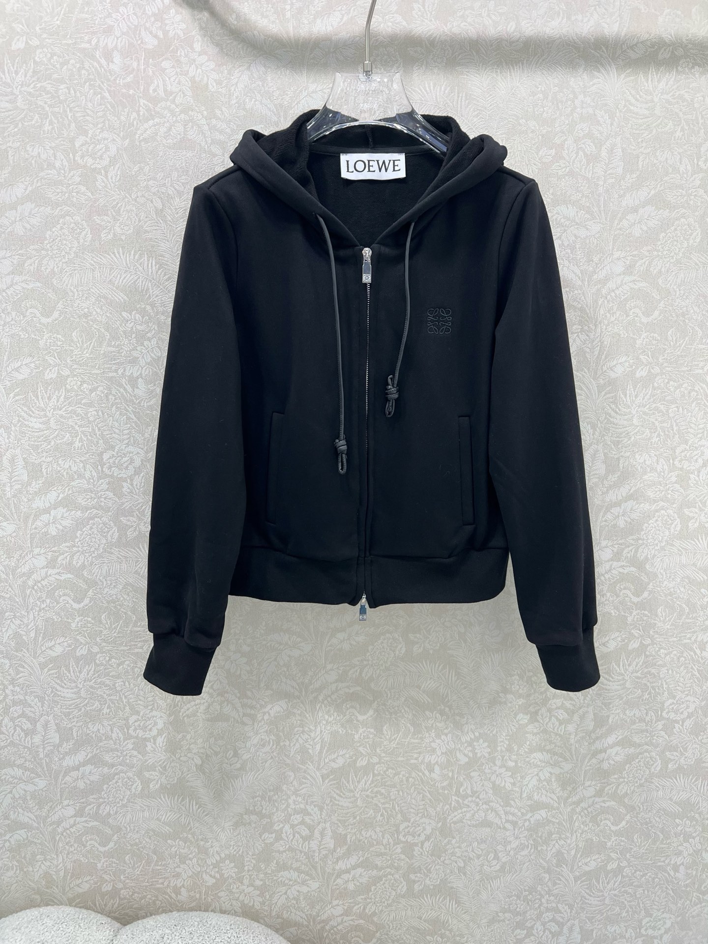 🔥🔥 Loew*25新款薄绒连帽外套 胸前logo刺绣装饰 休闲复古又时髦 简约的撞色线条轮廓很有运动感