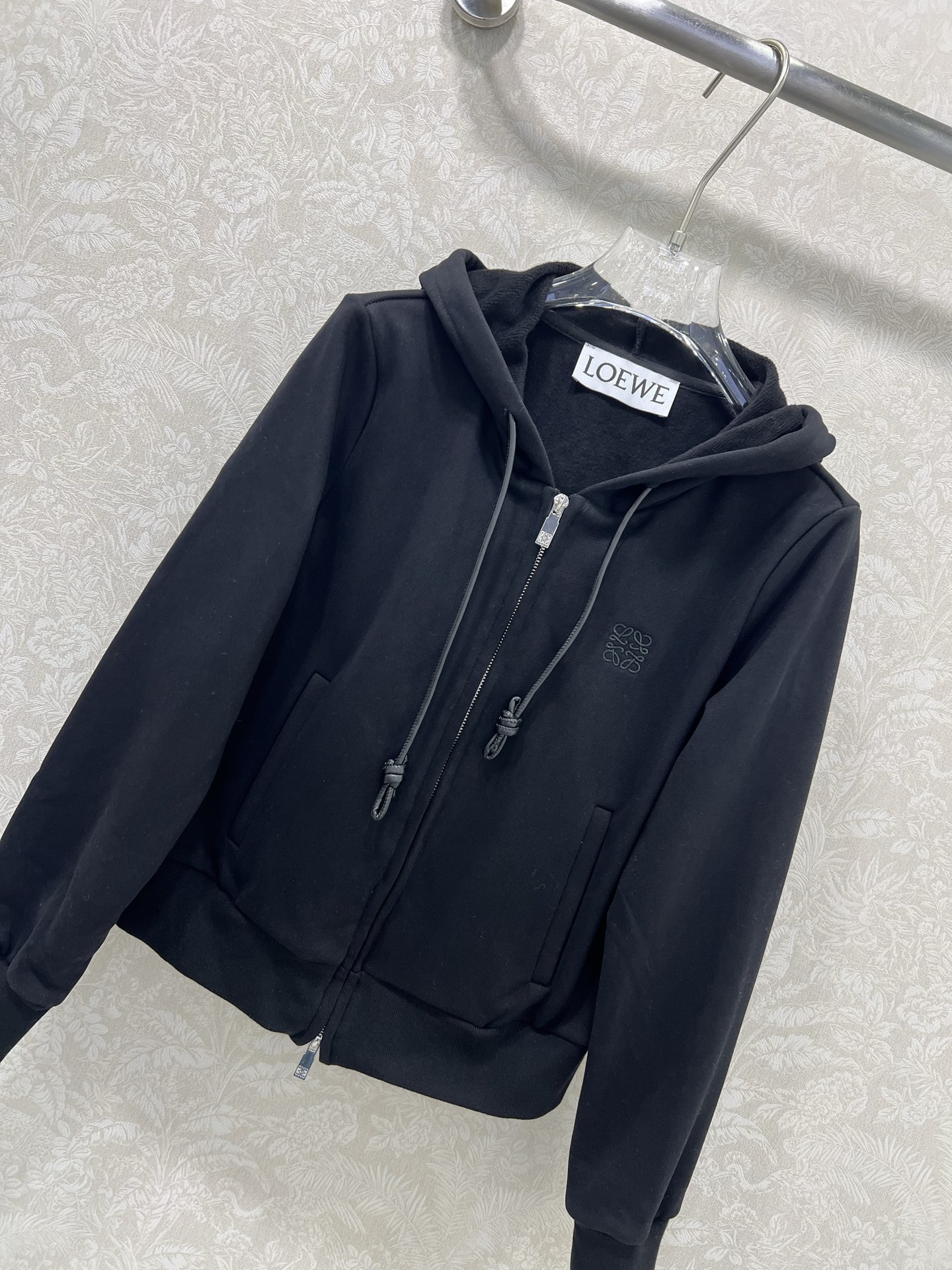 🔥🔥 Loew*25新款薄绒连帽外套 胸前logo刺绣装饰 休闲复古又时髦 简约的撞色线条轮廓很有运动感