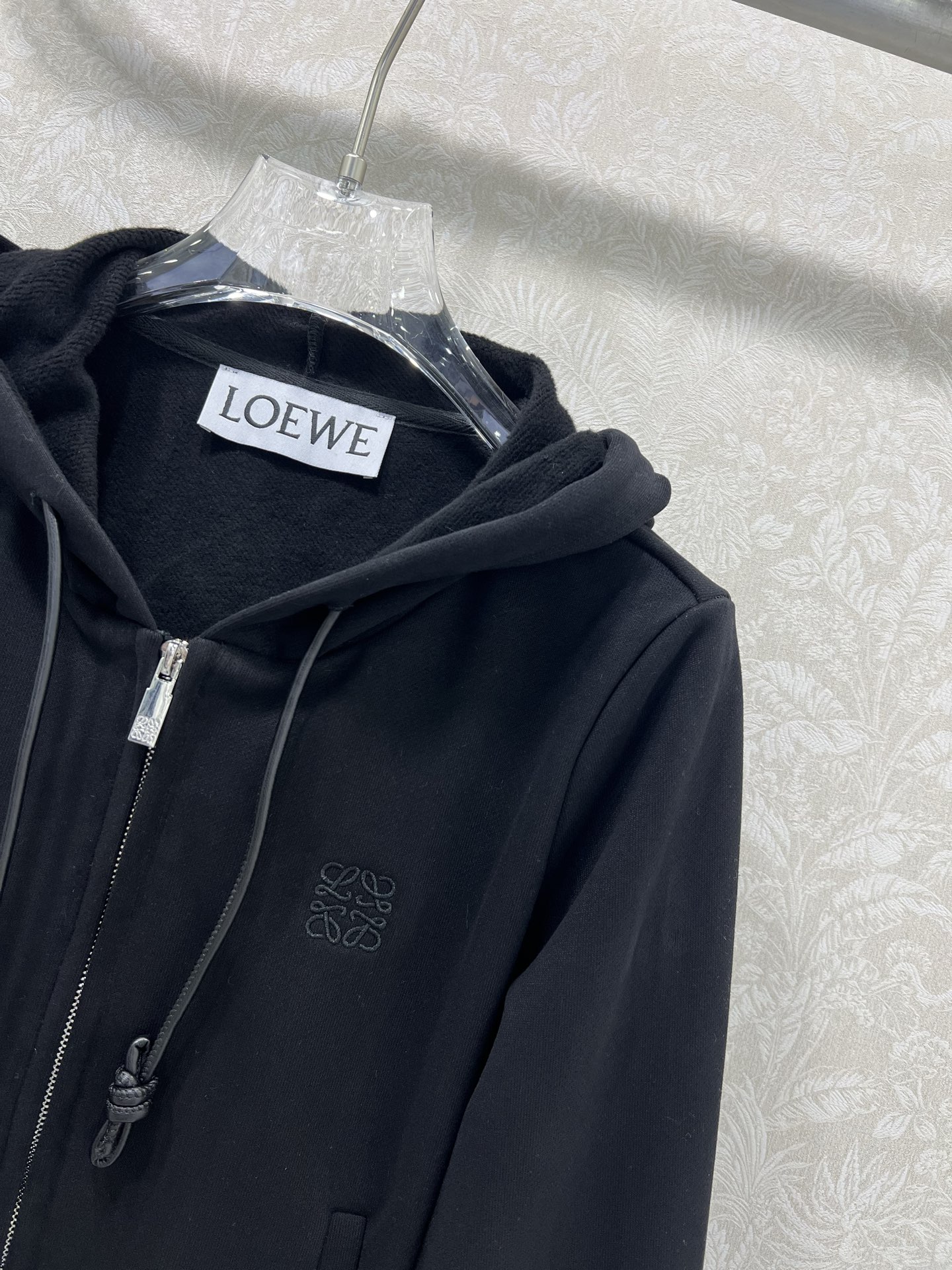 🔥🔥 Loew*25新款薄绒连帽外套 胸前logo刺绣装饰 休闲复古又时髦 简约的撞色线条轮廓很有运动感